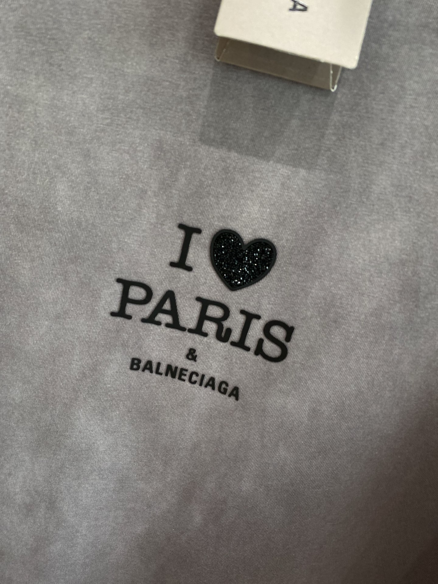 《𝙉𝙚𝙬🤍🖤 巴黎家》
Balenciaga的浪漫巴黎情怀T恤
胸前“I ❤ PARIS”字样简约又吸睛