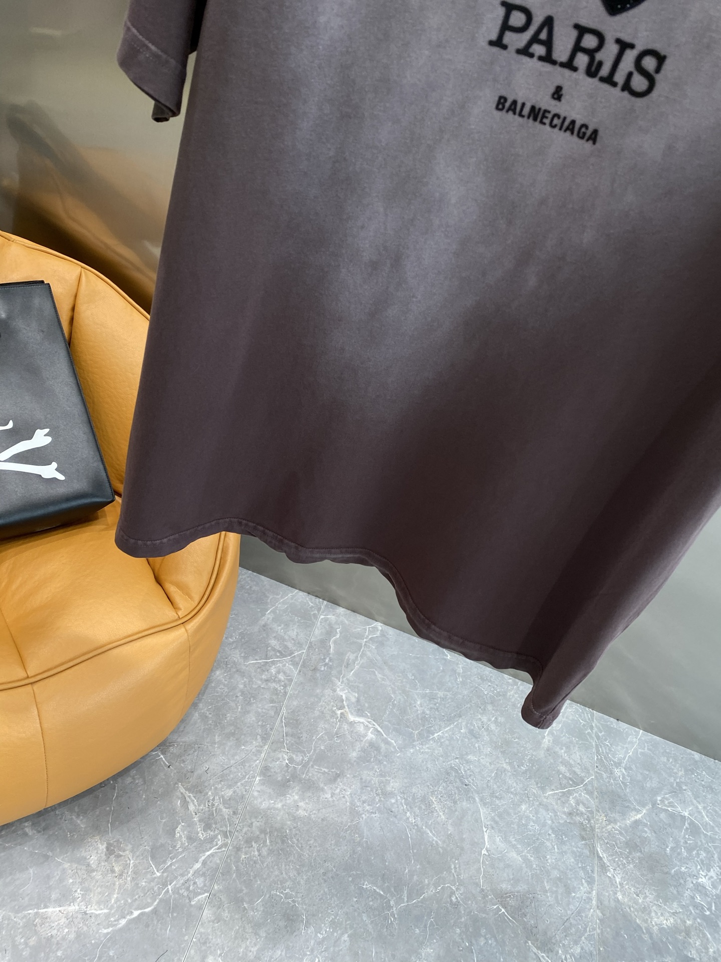 《𝙉𝙚𝙬🤍🖤 巴黎家》
Balenciaga的浪漫巴黎情怀T恤
胸前“I ❤ PARIS”字样简约又吸睛