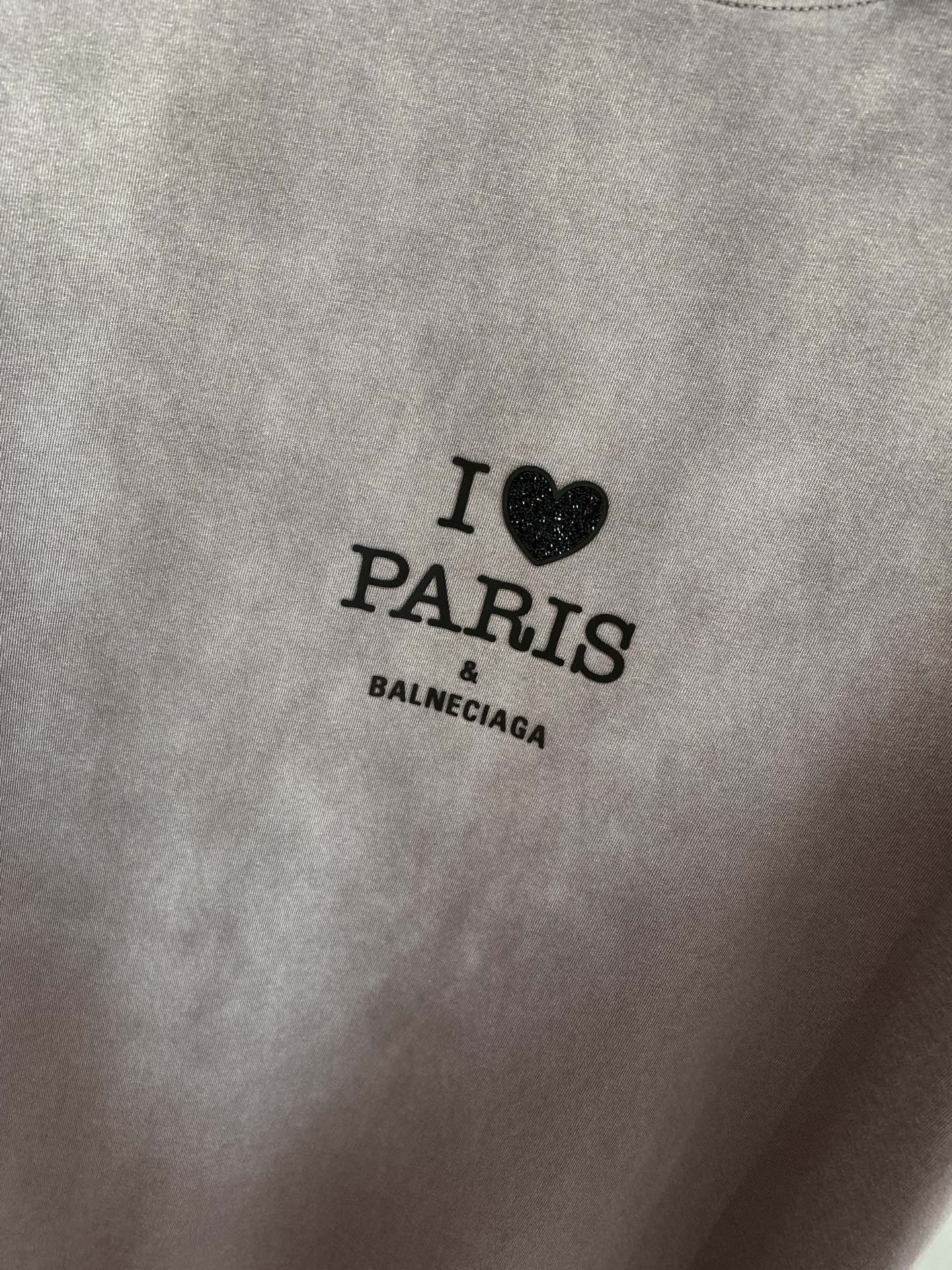 《𝙉𝙚𝙬🤍🖤 巴黎家》
Balenciaga的浪漫巴黎情怀T恤
胸前“I ❤ PARIS”字样简约又吸睛