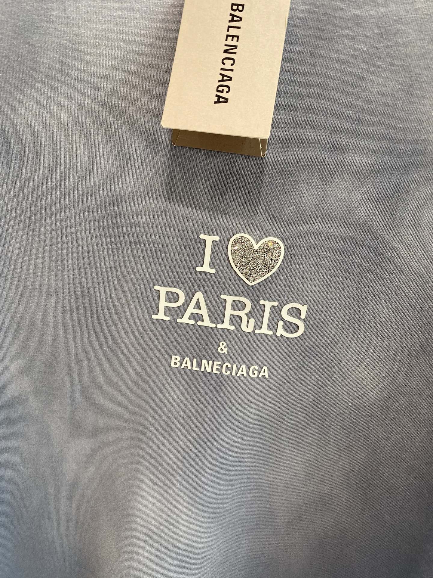 《𝙉𝙚𝙬🤍🖤 巴黎家》
Balenciaga的浪漫巴黎情怀T恤
胸前“I ❤ PARIS”字样简约又吸睛