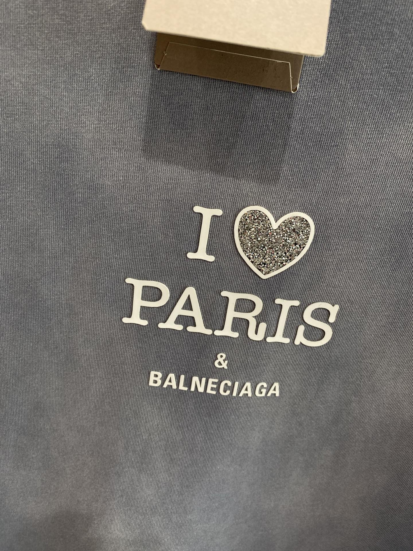 《𝙉𝙚𝙬🤍🖤 巴黎家》
Balenciaga的浪漫巴黎情怀T恤
胸前“I ❤ PARIS”字样简约又吸睛