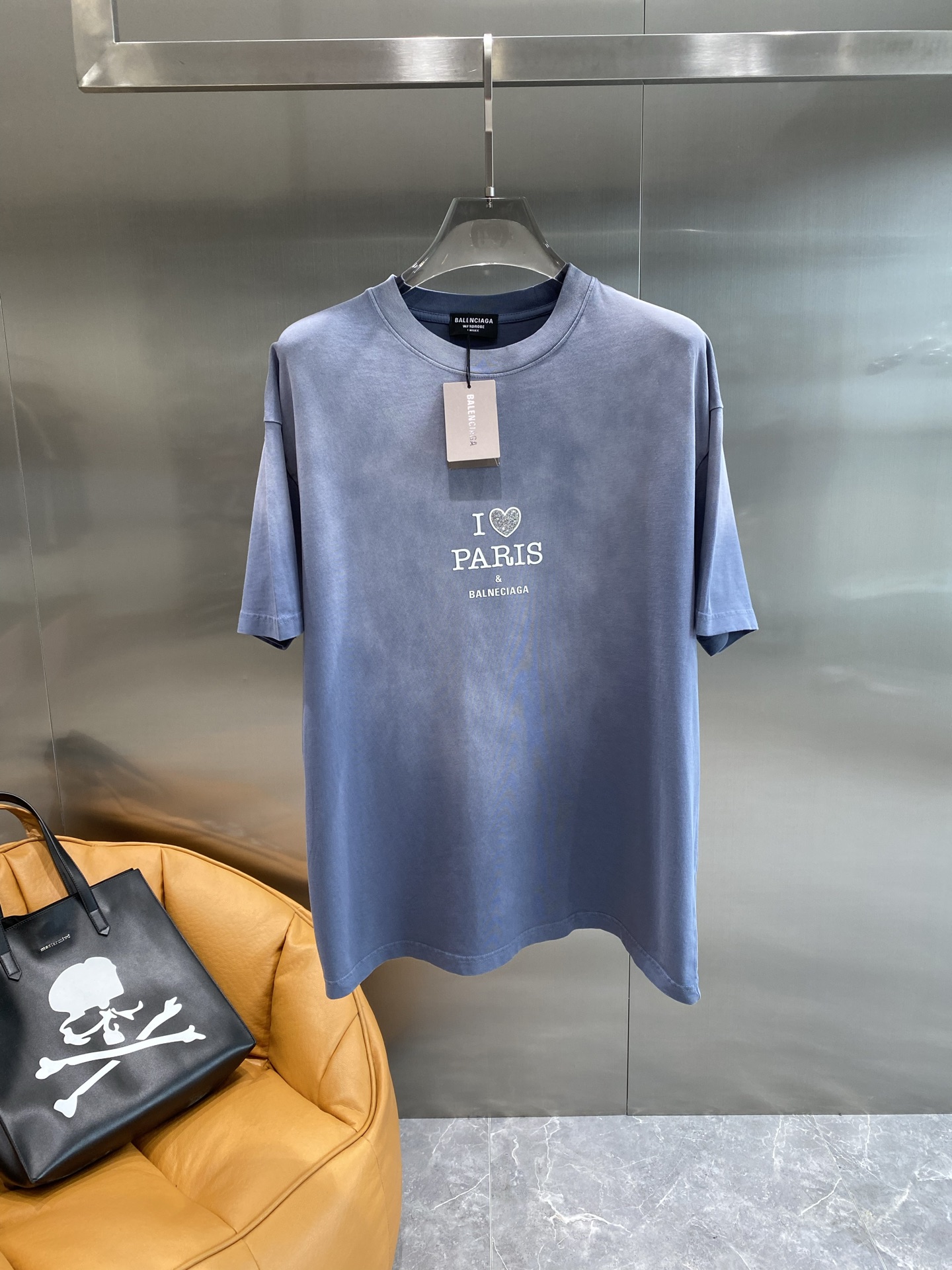 《𝙉𝙚𝙬🤍🖤 巴黎家》
Balenciaga的浪漫巴黎情怀T恤
胸前“I ❤ PARIS”字样简约又吸睛