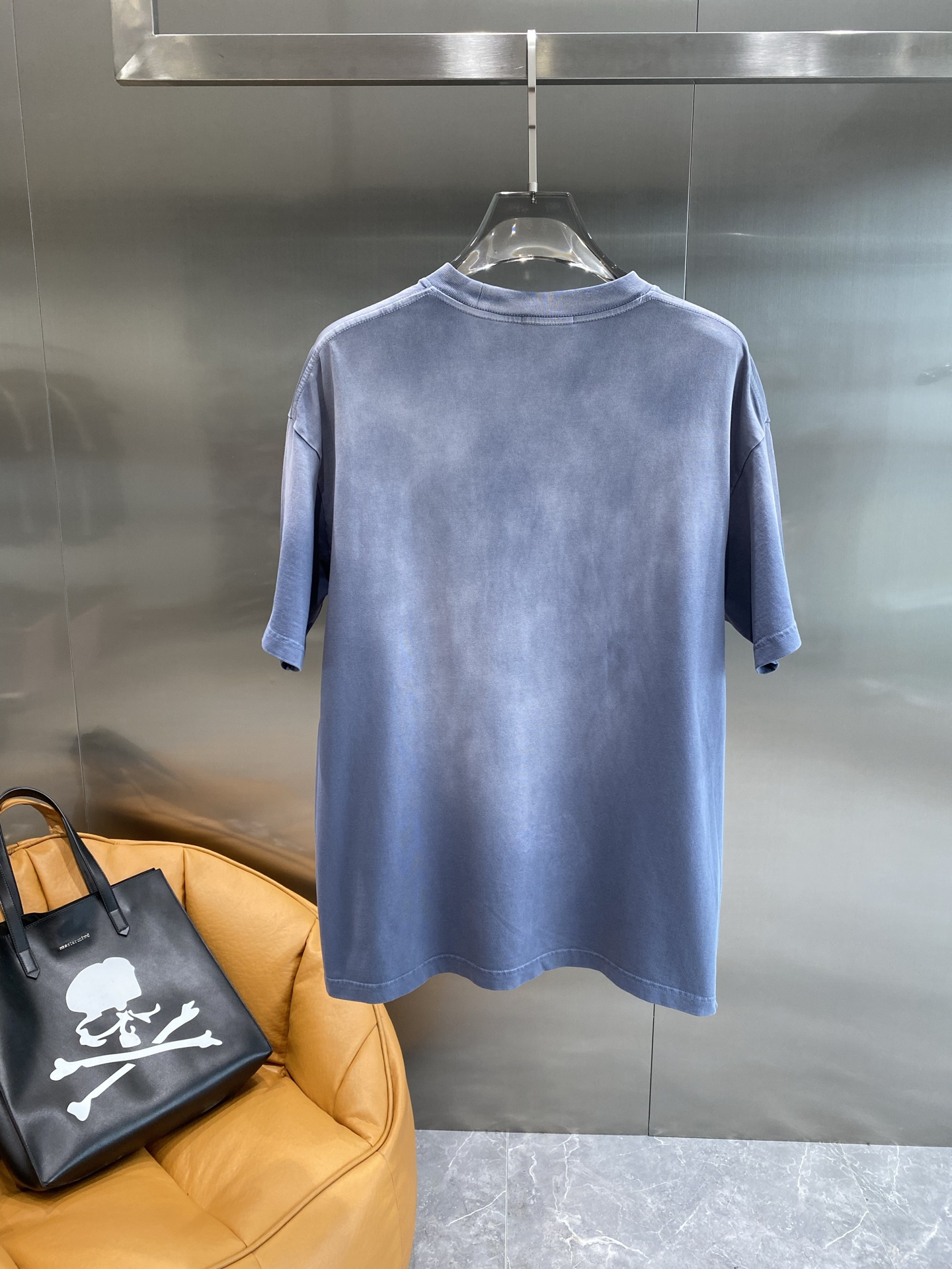 《𝙉𝙚𝙬🤍🖤 巴黎家》
Balenciaga的浪漫巴黎情怀T恤
胸前“I ❤ PARIS”字样简约又吸睛