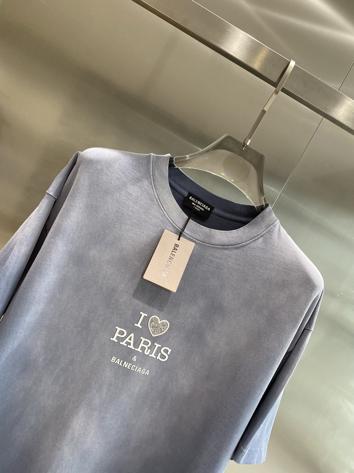 《𝙉𝙚𝙬🤍🖤 巴黎家》
Balenciaga的浪漫巴黎情怀T恤
胸前“I ❤ PARIS”字样简约又吸睛