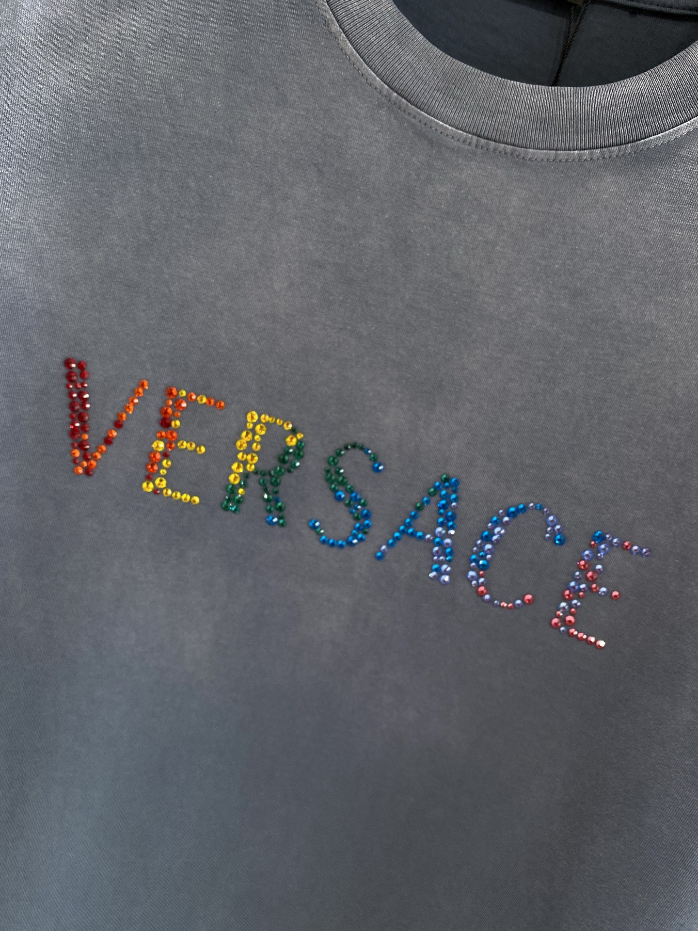 《𝙉𝙚𝙬🤍🖤 范家》
Versace炫彩字母T恤，点亮时尚造型
胸前的“VERSACE”字母以炫彩的形式