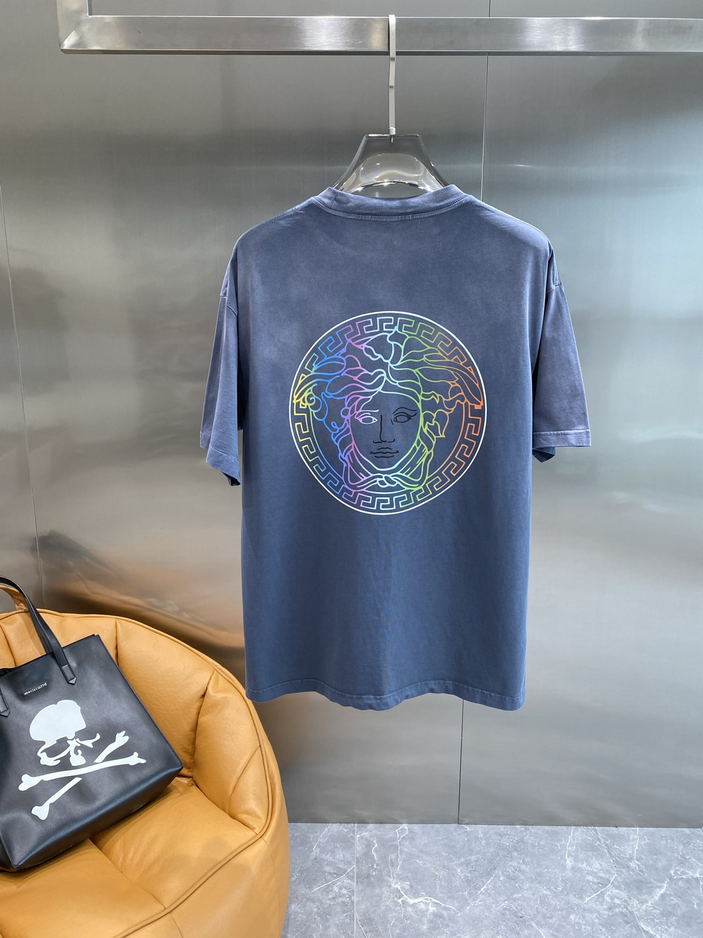 《𝙉𝙚𝙬🤍🖤 范家》
Versace炫彩字母T恤，点亮时尚造型
胸前的“VERSACE”字母以炫彩的形式