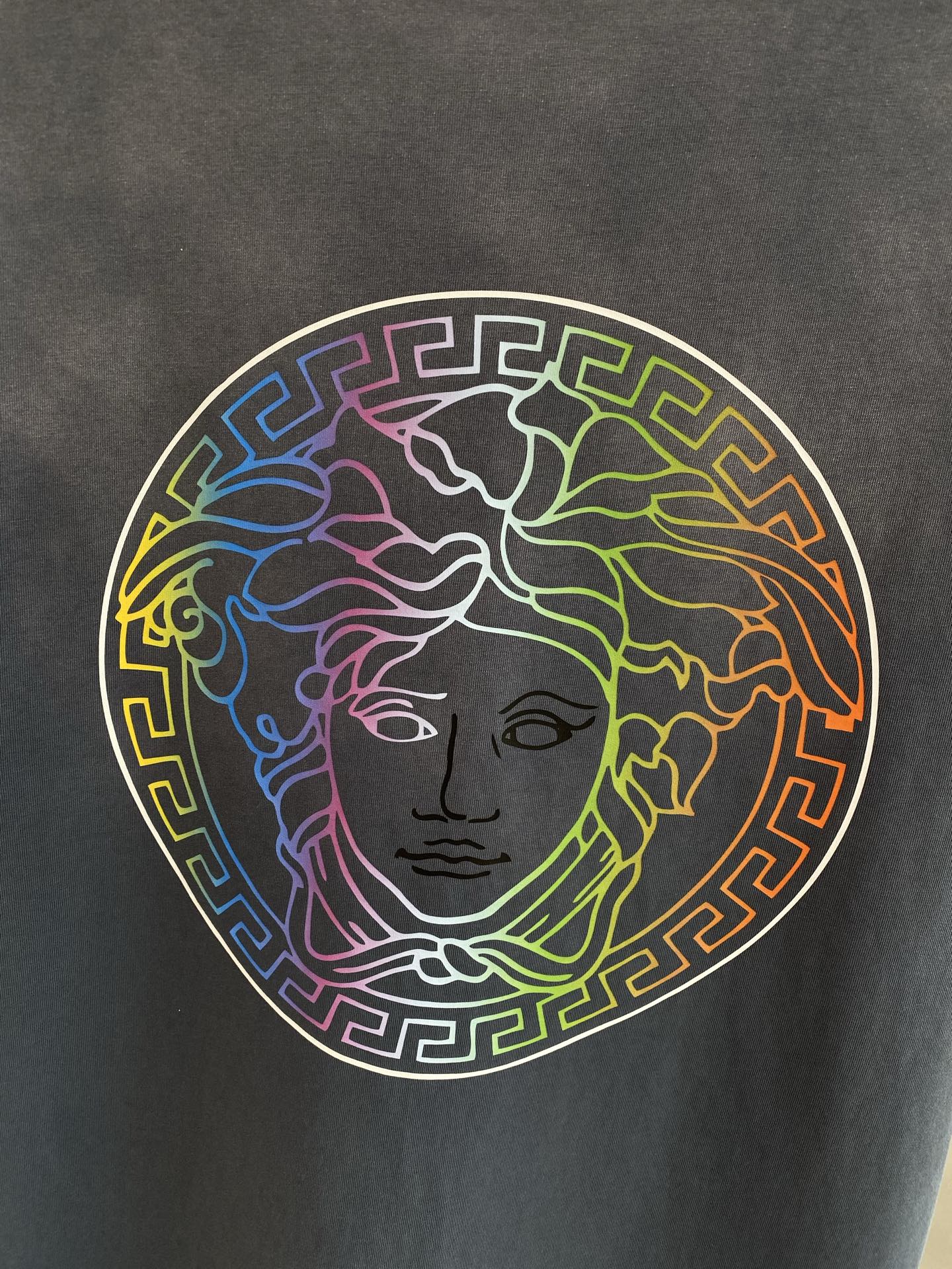 《𝙉𝙚𝙬🤍🖤 范家》
Versace炫彩字母T恤，点亮时尚造型
胸前的“VERSACE”字母以炫彩的形式