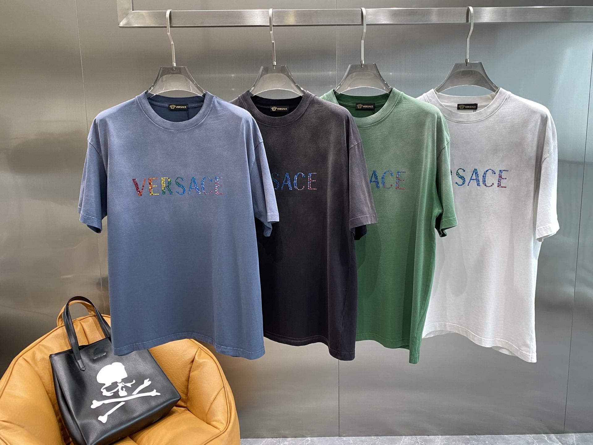 《𝙉𝙚𝙬🤍🖤 范家》
Versace炫彩字母T恤，点亮时尚造型
胸前的“VERSACE”字母以炫彩的形式