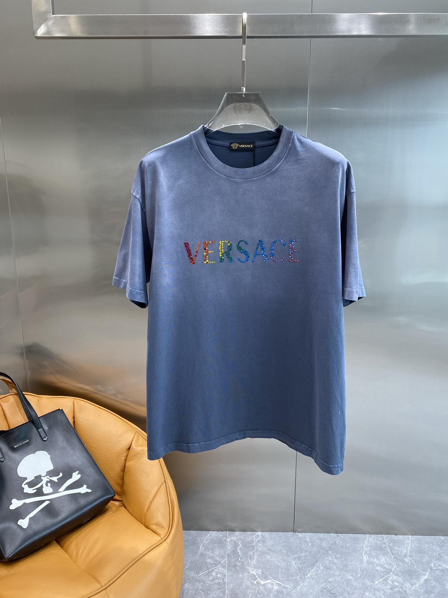 《𝙉𝙚𝙬🤍🖤 范家》
Versace炫彩字母T恤，点亮时尚造型
胸前的“VERSACE”字母以炫彩的形式