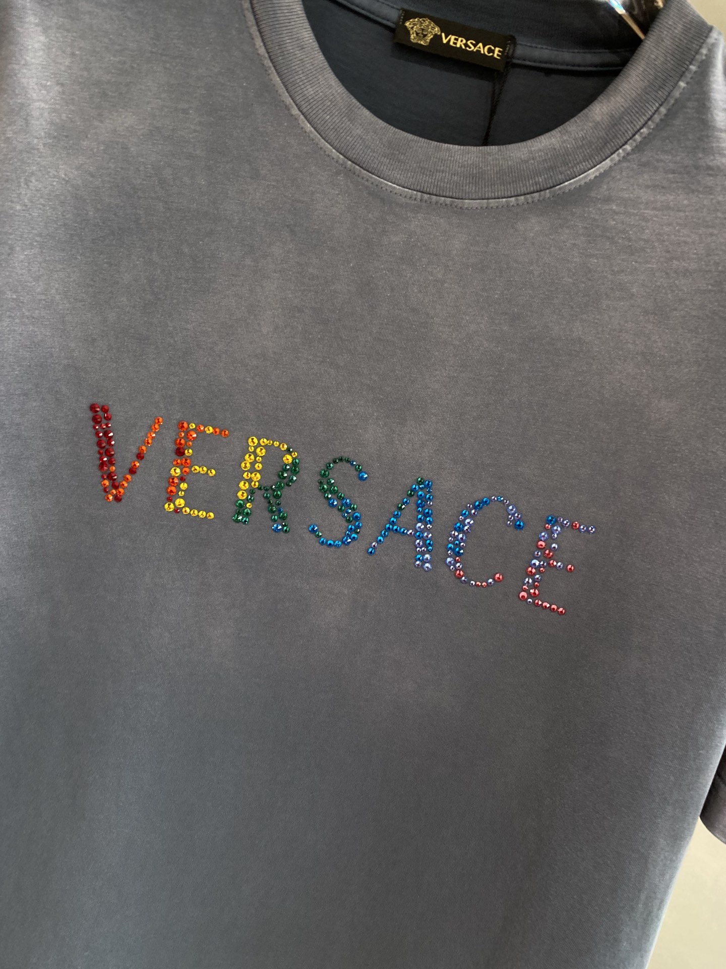 《𝙉𝙚𝙬🤍🖤 范家》
Versace炫彩字母T恤，点亮时尚造型
胸前的“VERSACE”字母以炫彩的形式