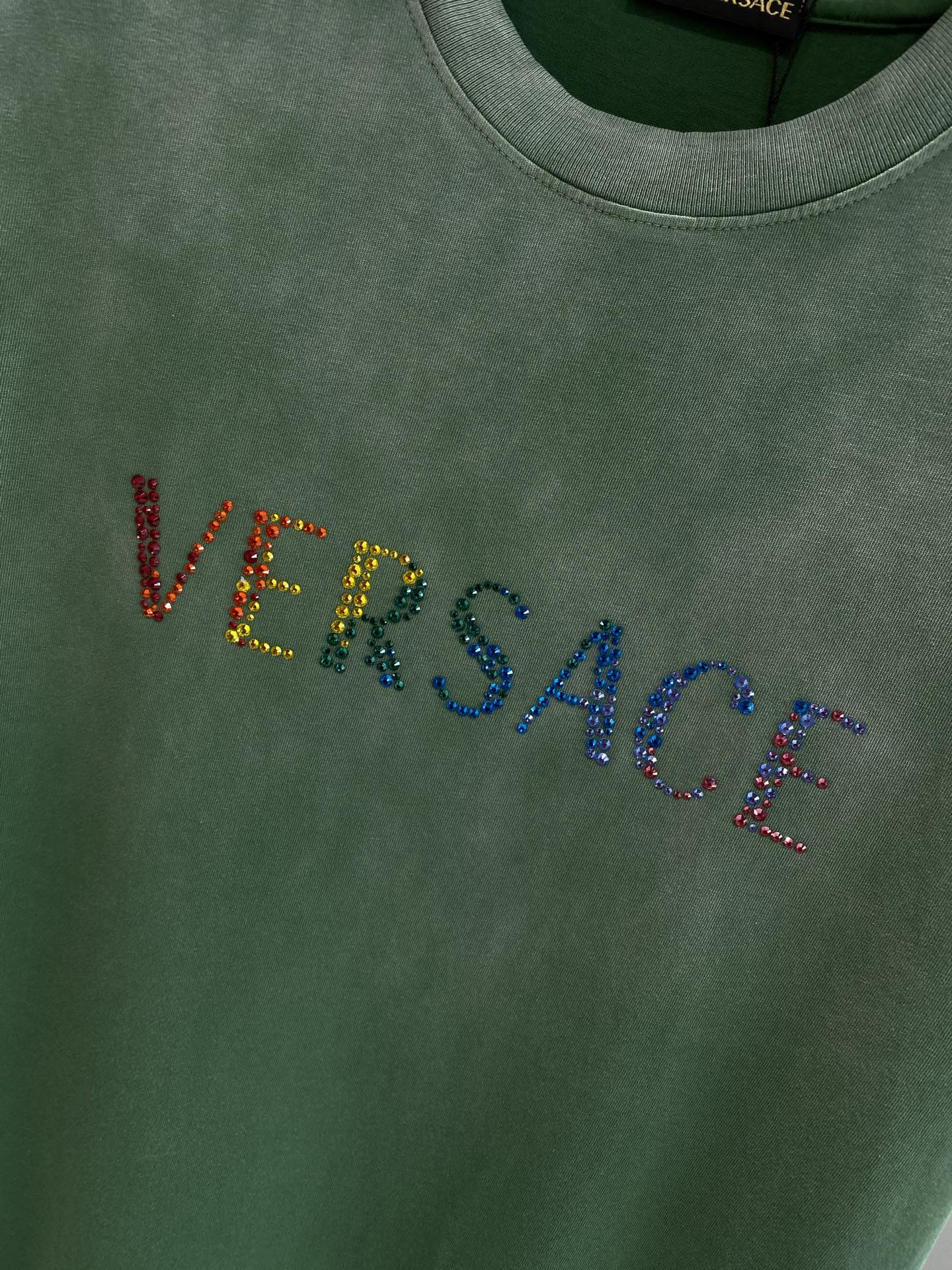 《𝙉𝙚𝙬🤍🖤 范家》
Versace炫彩字母T恤，点亮时尚造型
胸前的“VERSACE”字母以炫彩的形式