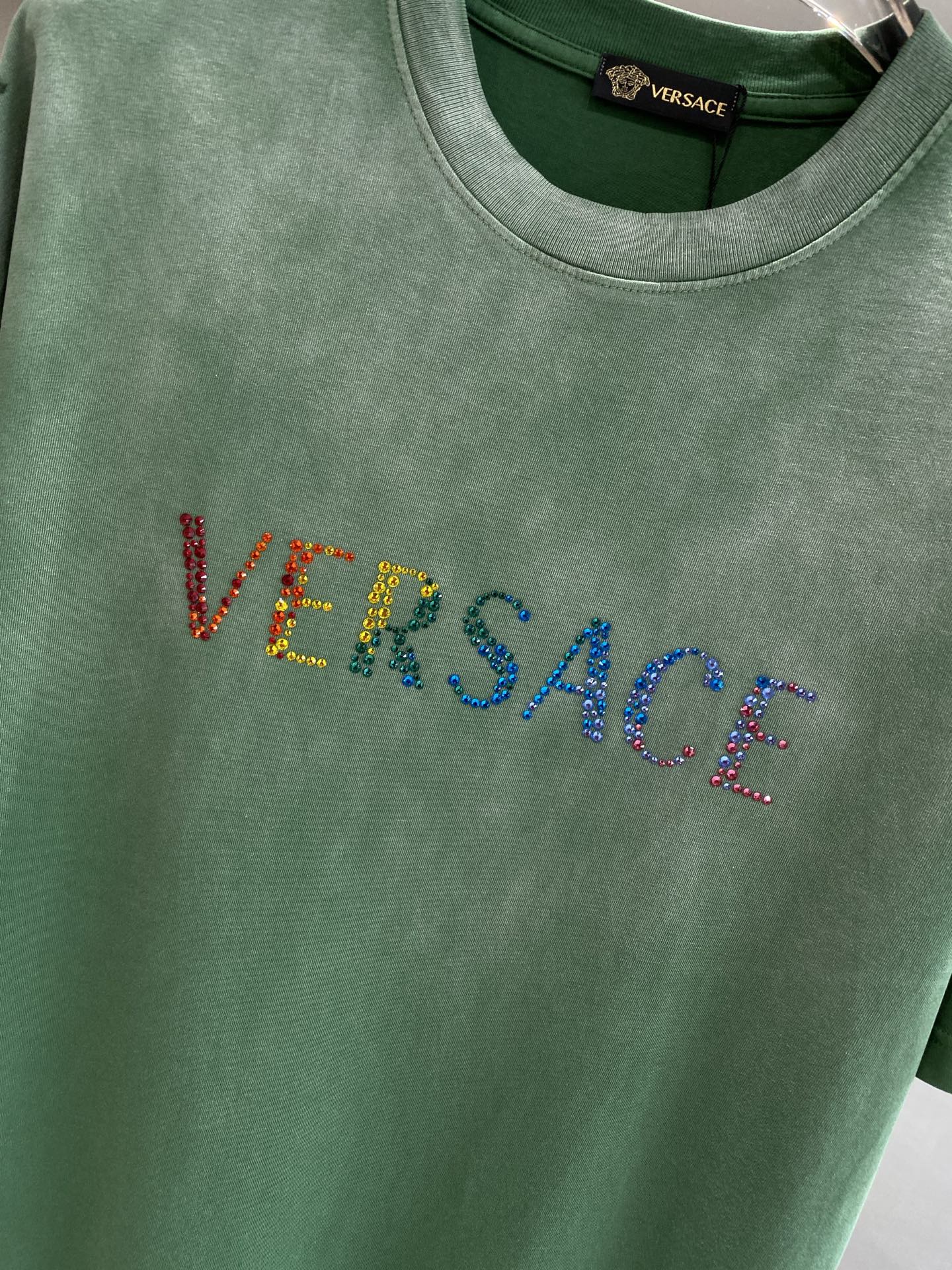 《𝙉𝙚𝙬🤍🖤 范家》
Versace炫彩字母T恤，点亮时尚造型
胸前的“VERSACE”字母以炫彩的形式