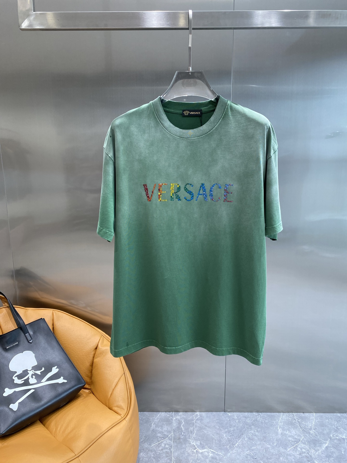 《𝙉𝙚𝙬🤍🖤 范家》
Versace炫彩字母T恤，点亮时尚造型
胸前的“VERSACE”字母以炫彩的形式