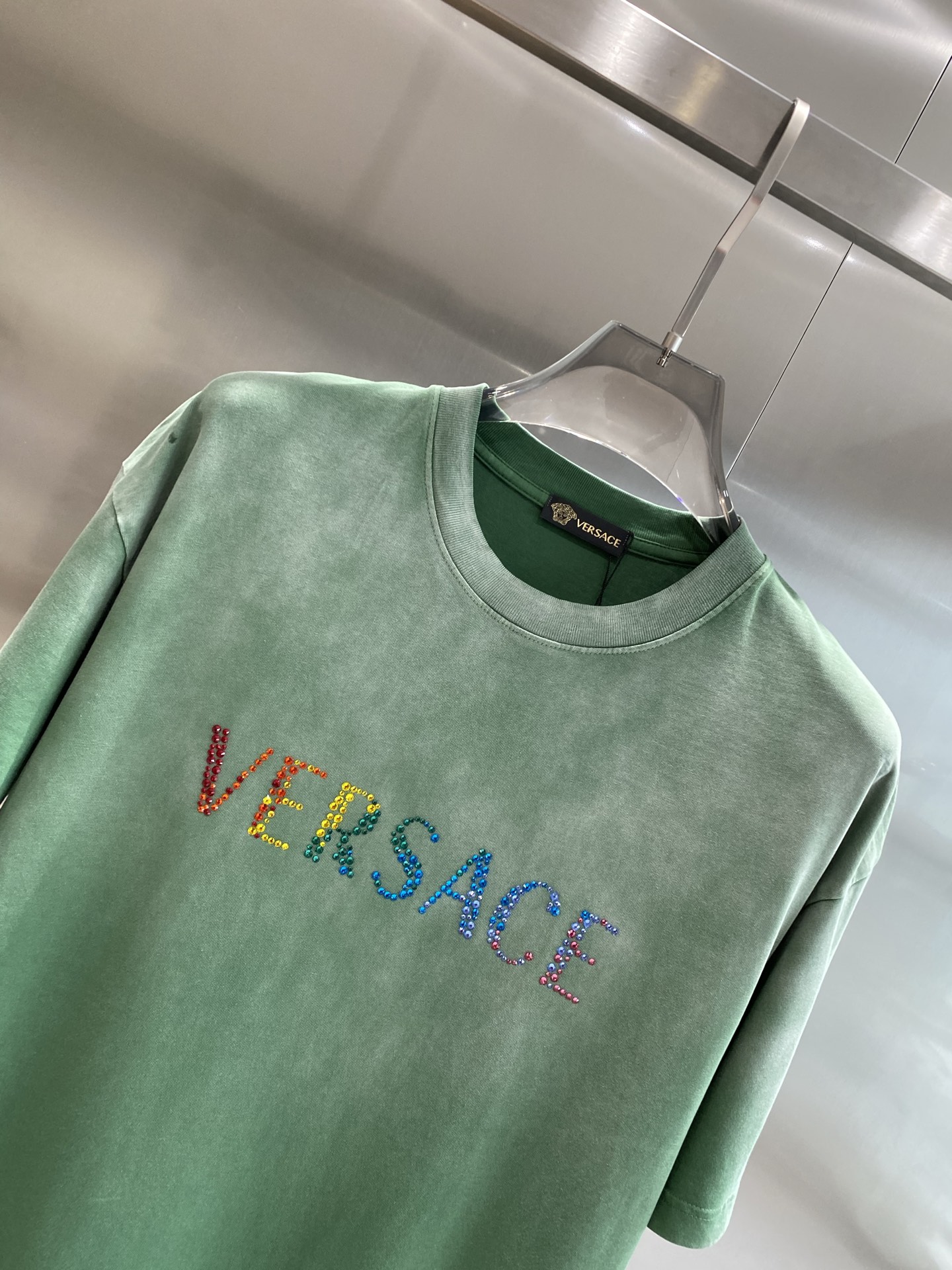 《𝙉𝙚𝙬🤍🖤 范家》
Versace炫彩字母T恤，点亮时尚造型
胸前的“VERSACE”字母以炫彩的形式
