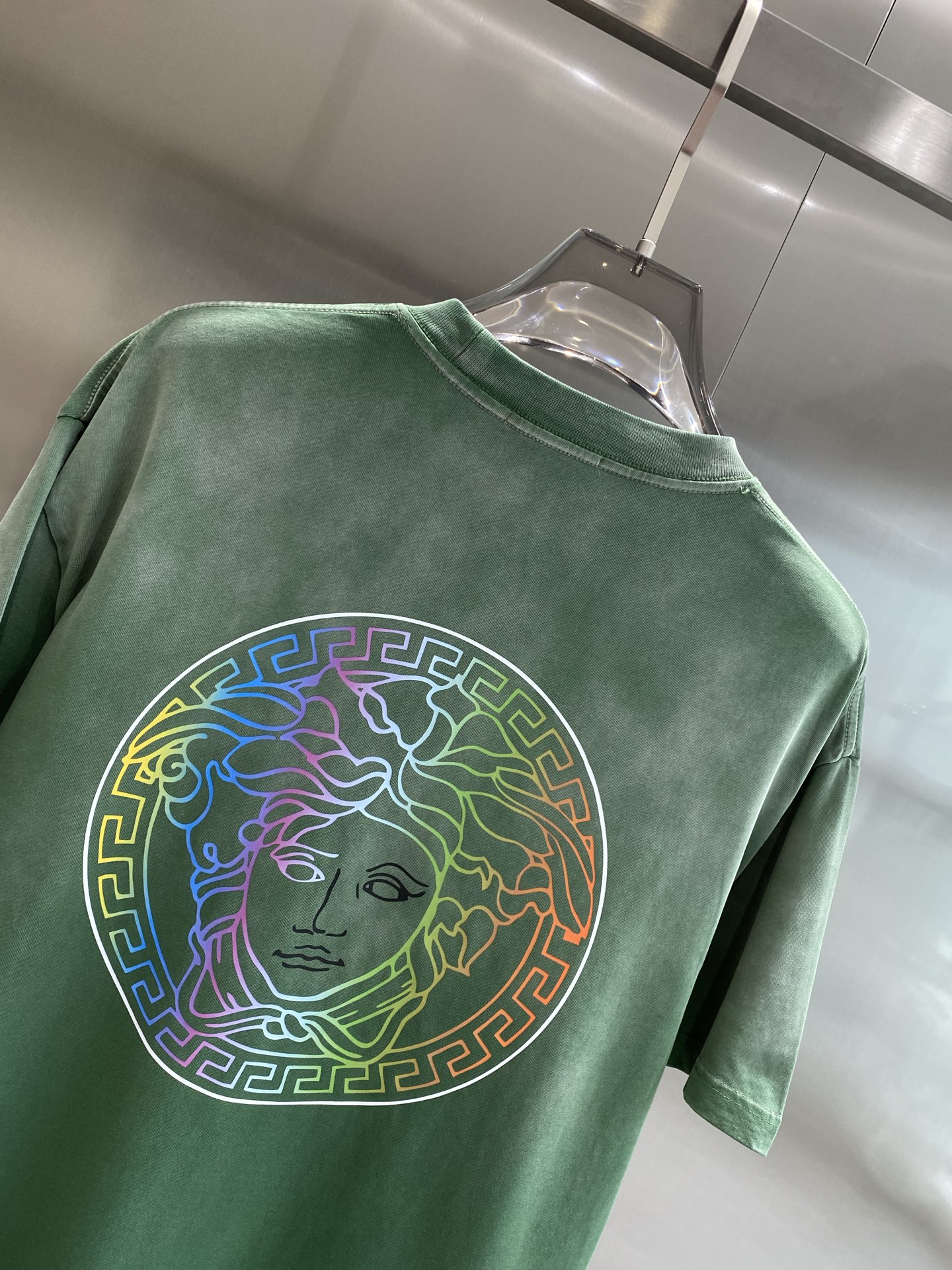 《𝙉𝙚𝙬🤍🖤 范家》
Versace炫彩字母T恤，点亮时尚造型
胸前的“VERSACE”字母以炫彩的形式