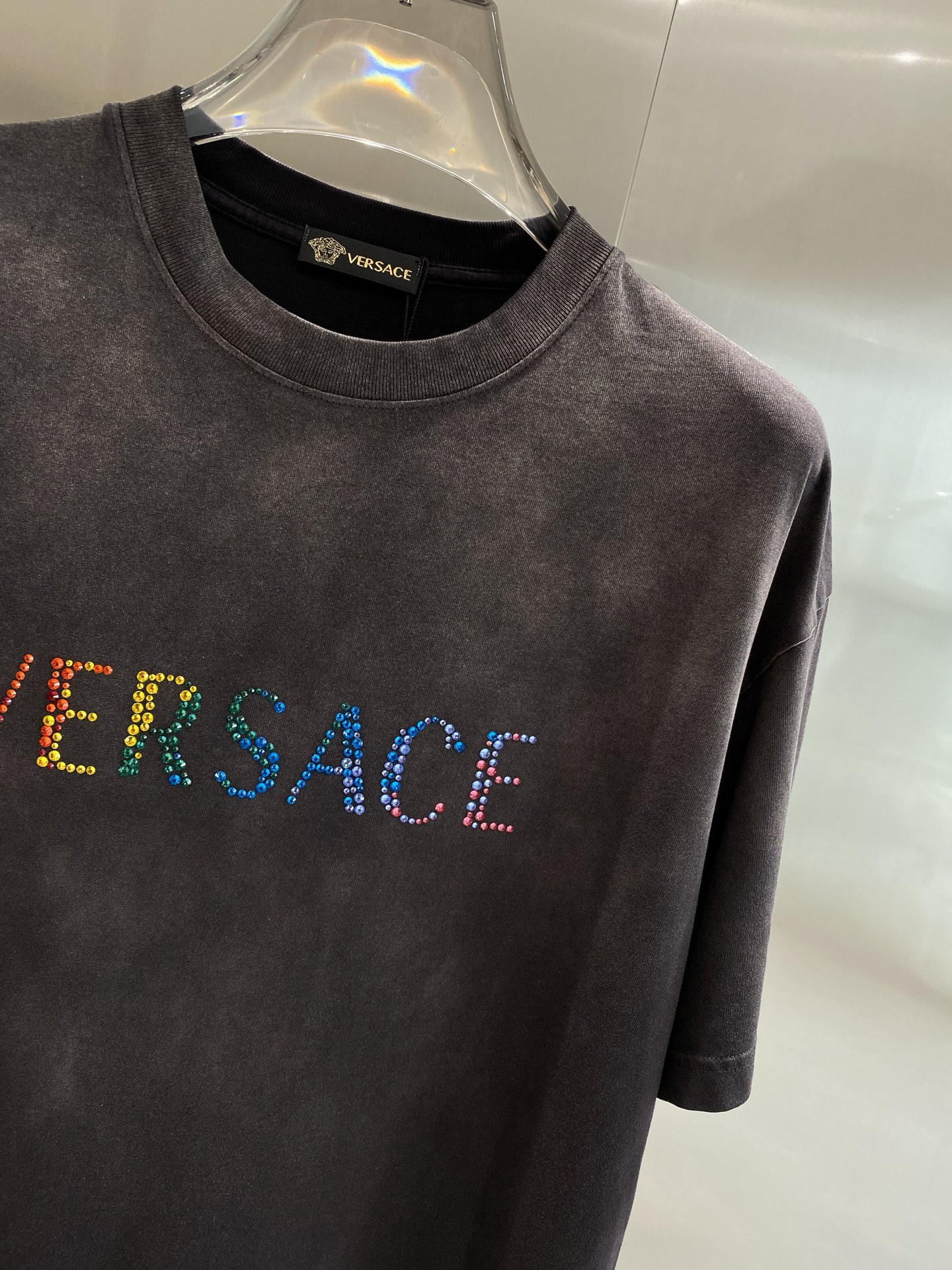 《𝙉𝙚𝙬🤍🖤 范家》
Versace炫彩字母T恤，点亮时尚造型
胸前的“VERSACE”字母以炫彩的形式