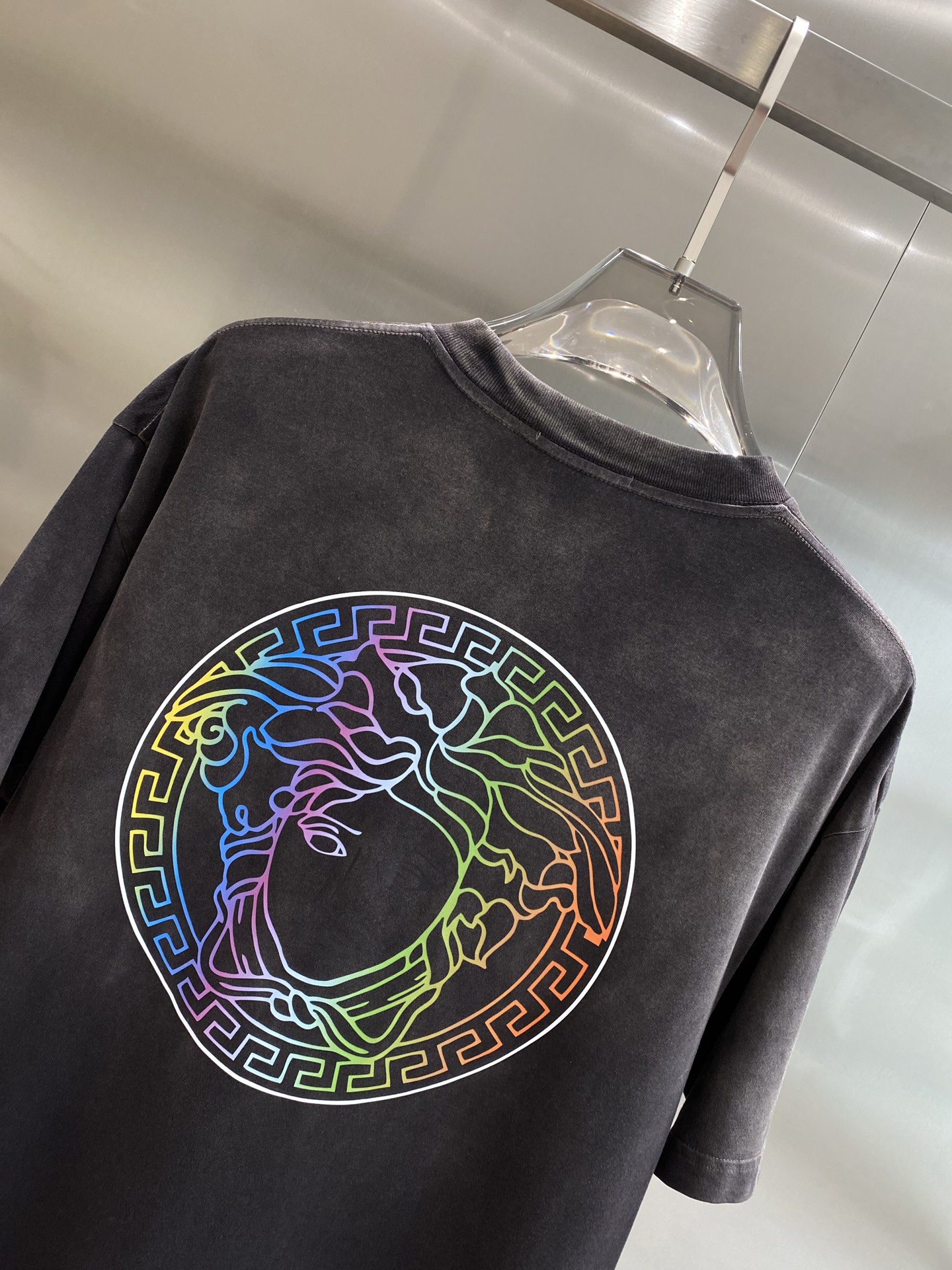 《𝙉𝙚𝙬🤍🖤 范家》
Versace炫彩字母T恤，点亮时尚造型
胸前的“VERSACE”字母以炫彩的形式