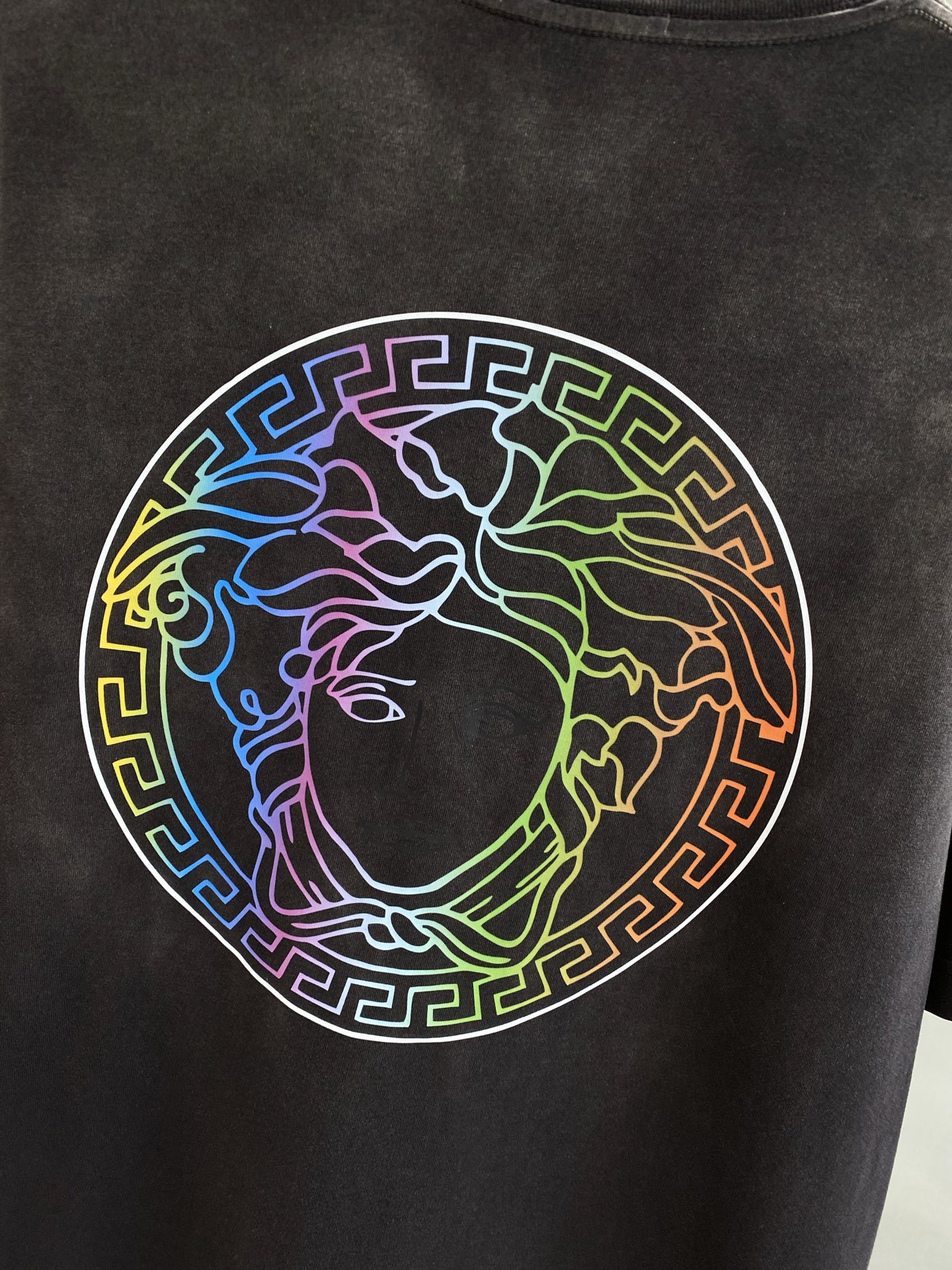 《𝙉𝙚𝙬🤍🖤 范家》
Versace炫彩字母T恤，点亮时尚造型
胸前的“VERSACE”字母以炫彩的形式