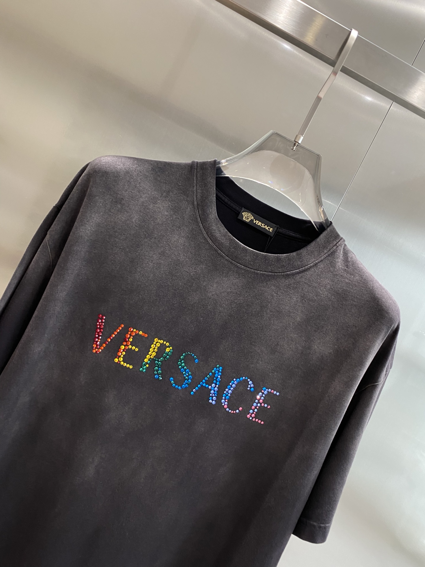 《𝙉𝙚𝙬🤍🖤 范家》
Versace炫彩字母T恤，点亮时尚造型
胸前的“VERSACE”字母以炫彩的形式