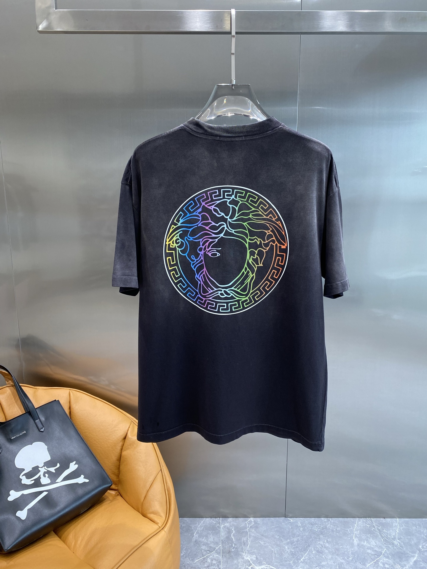 《𝙉𝙚𝙬🤍🖤 范家》
Versace炫彩字母T恤，点亮时尚造型
胸前的“VERSACE”字母以炫彩的形式