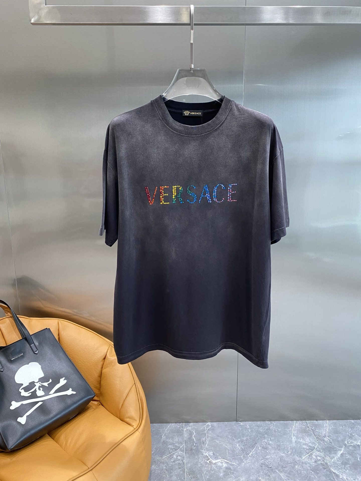 《𝙉𝙚𝙬🤍🖤 范家》
Versace炫彩字母T恤，点亮时尚造型
胸前的“VERSACE”字母以炫彩的形式