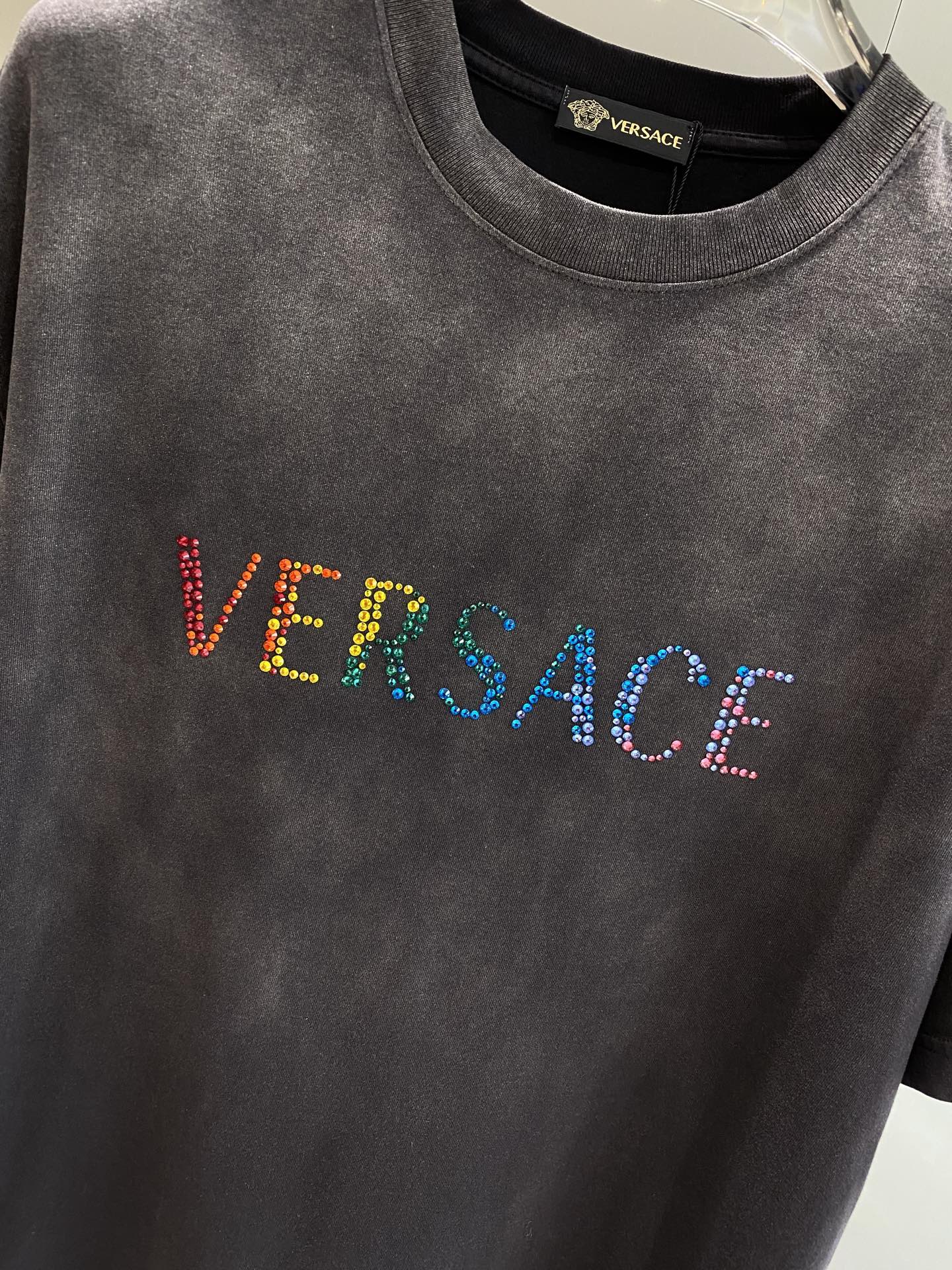 《𝙉𝙚𝙬🤍🖤 范家》
Versace炫彩字母T恤，点亮时尚造型
胸前的“VERSACE”字母以炫彩的形式