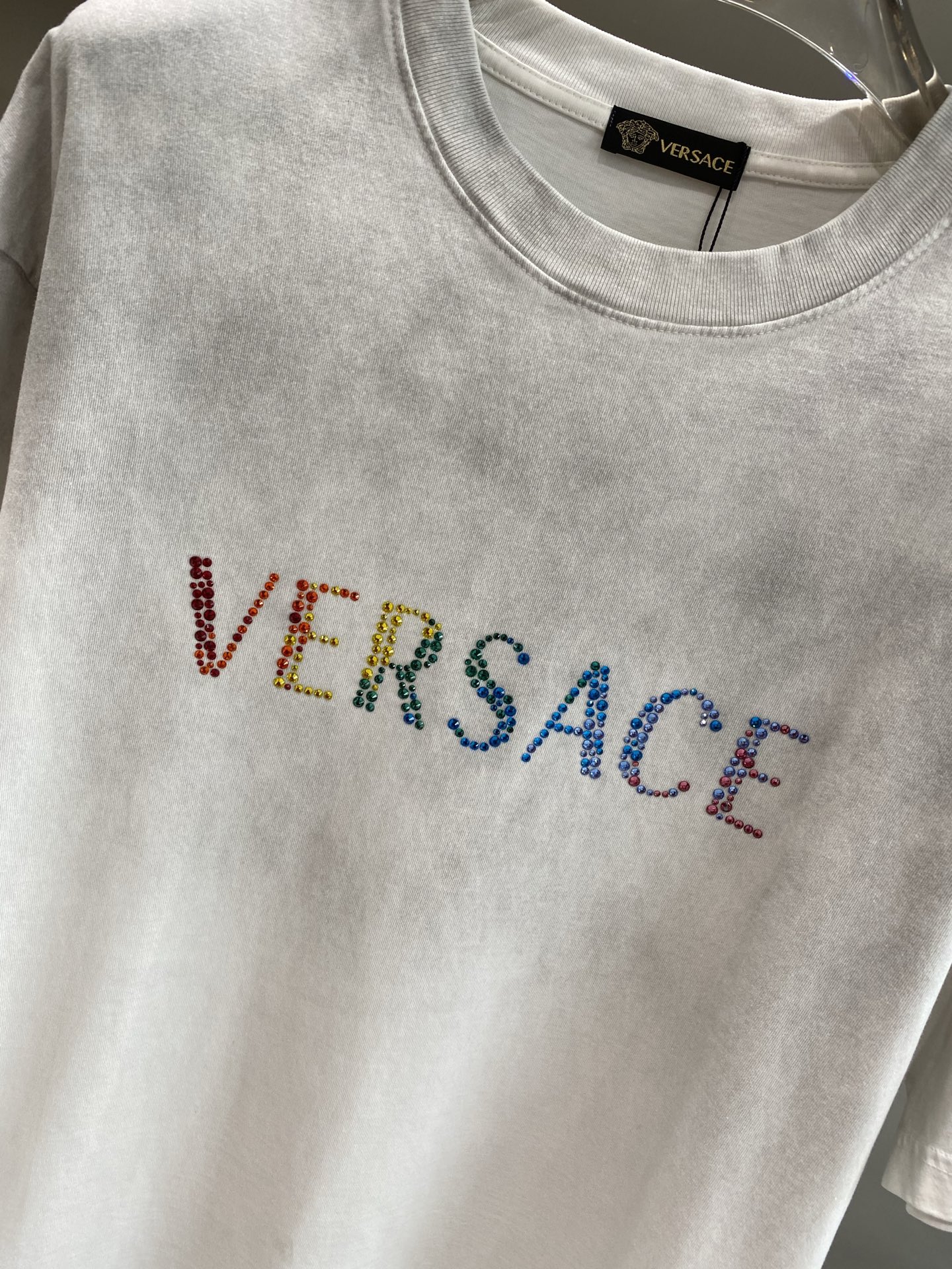 《𝙉𝙚𝙬🤍🖤 范家》
Versace炫彩字母T恤，点亮时尚造型
胸前的“VERSACE”字母以炫彩的形式