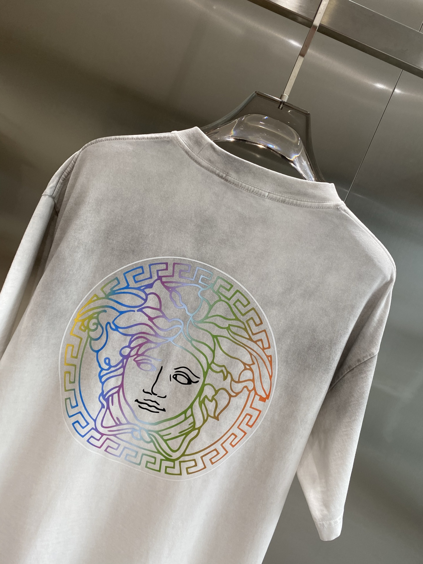 《𝙉𝙚𝙬🤍🖤 范家》
Versace炫彩字母T恤，点亮时尚造型
胸前的“VERSACE”字母以炫彩的形式