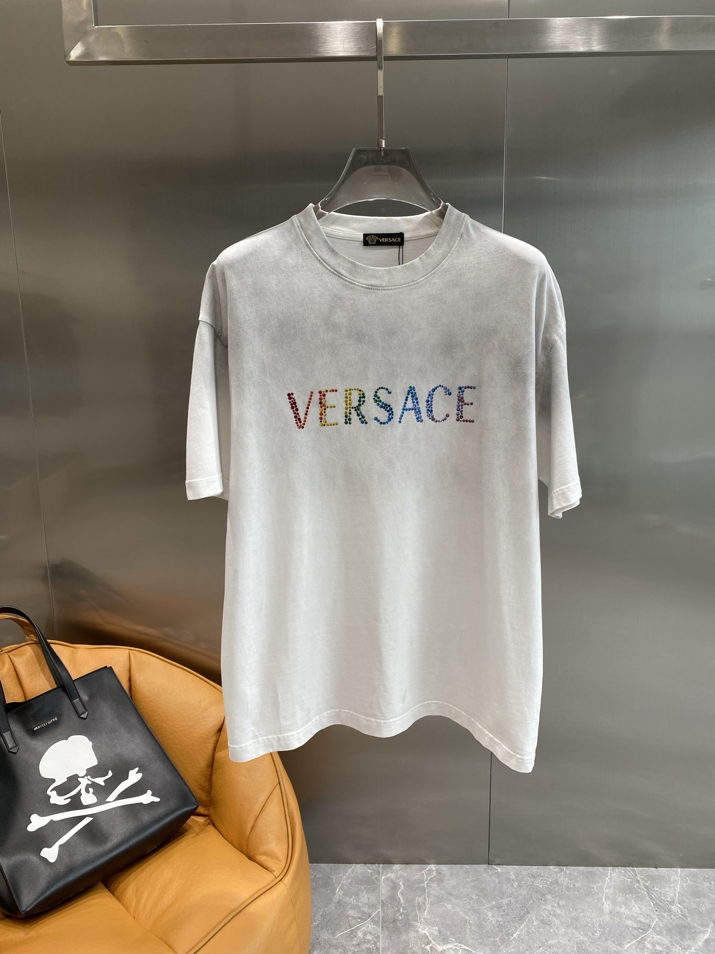《𝙉𝙚𝙬🤍🖤 范家》
Versace炫彩字母T恤，点亮时尚造型
胸前的“VERSACE”字母以炫彩的形式