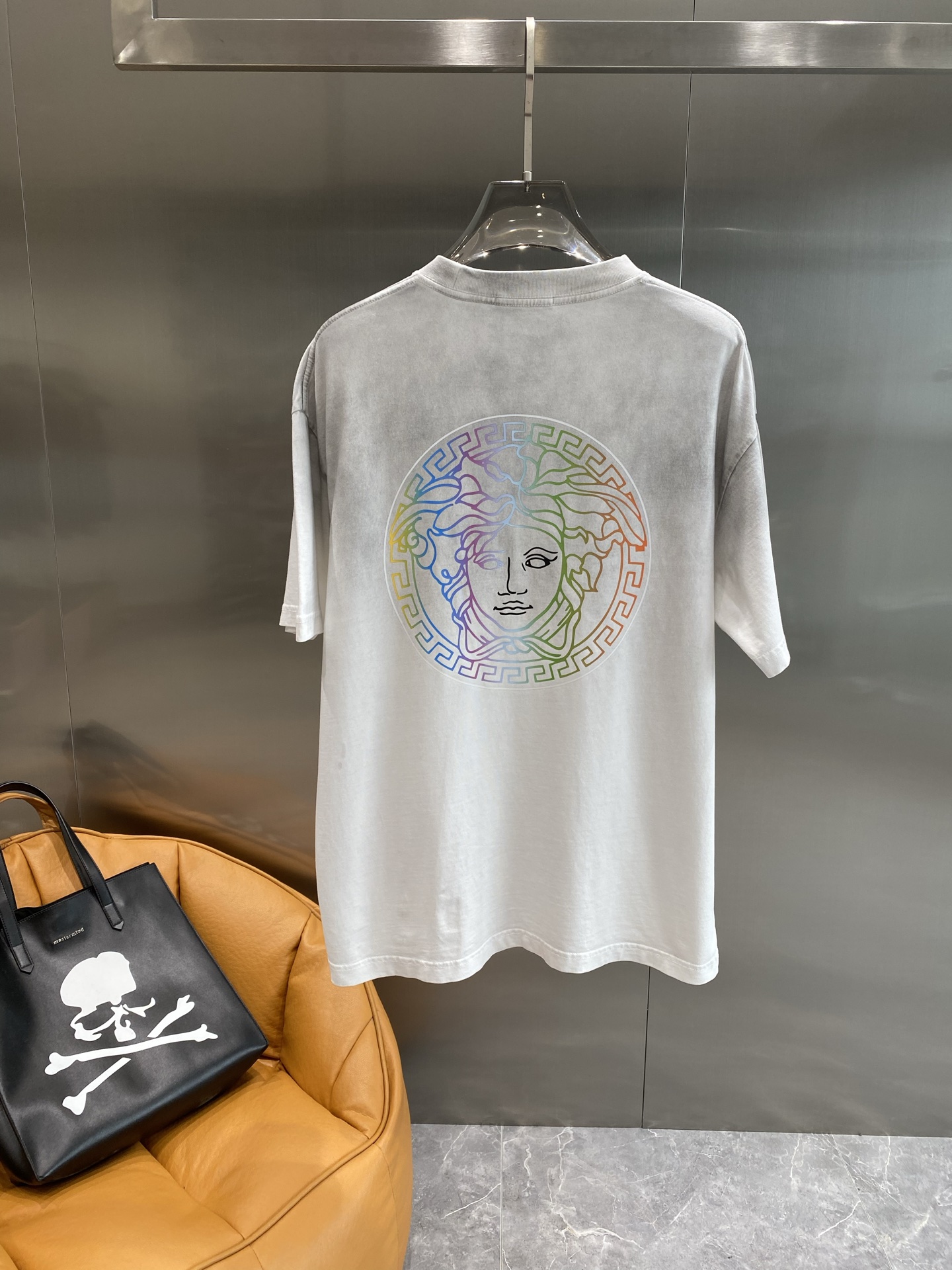 《𝙉𝙚𝙬🤍🖤 范家》
Versace炫彩字母T恤，点亮时尚造型
胸前的“VERSACE”字母以炫彩的形式