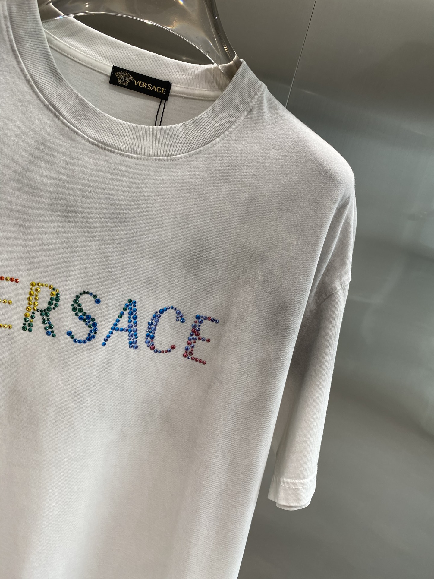 《𝙉𝙚𝙬🤍🖤 范家》
Versace炫彩字母T恤，点亮时尚造型
胸前的“VERSACE”字母以炫彩的形式