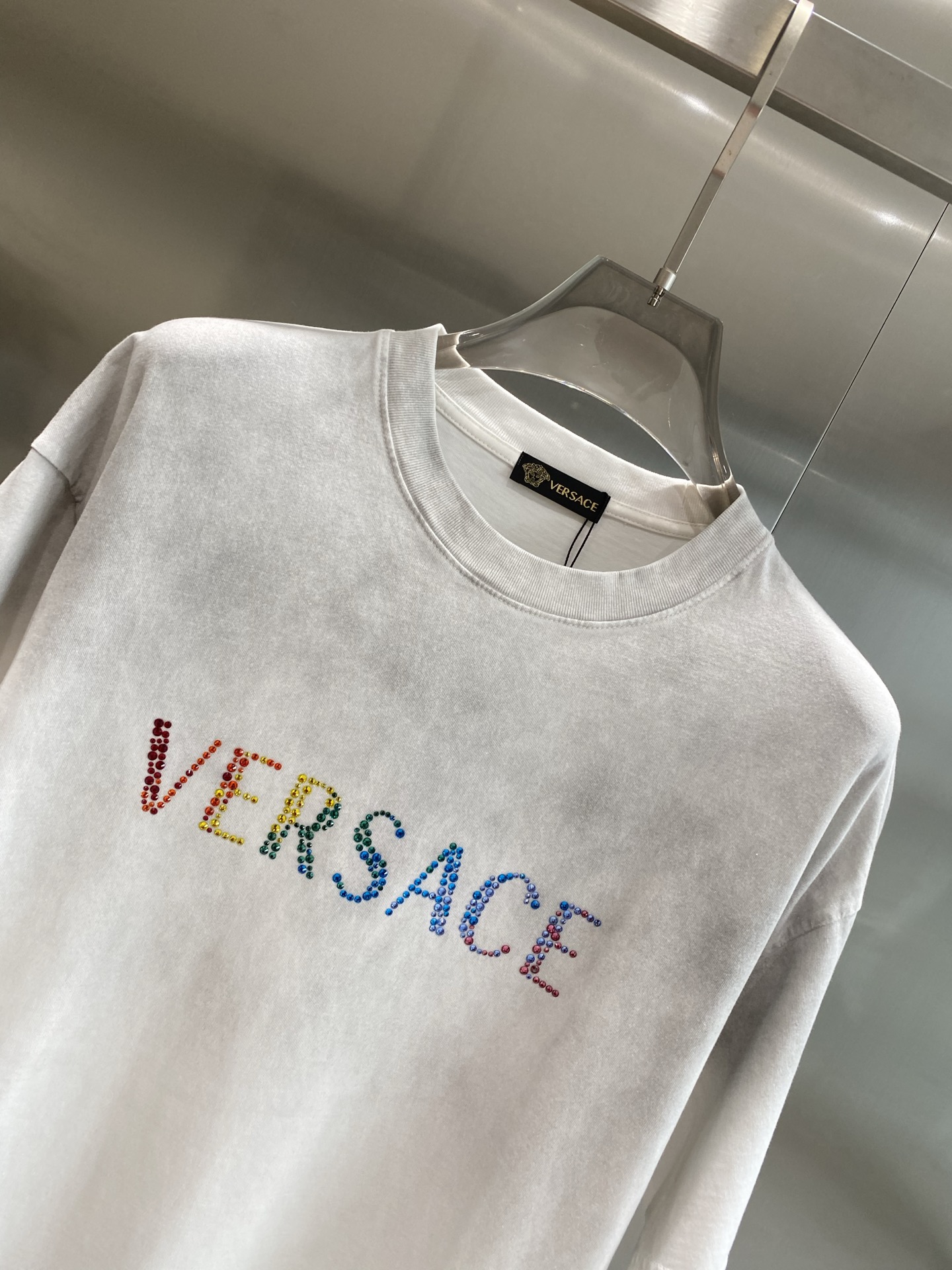 《𝙉𝙚𝙬🤍🖤 范家》
Versace炫彩字母T恤，点亮时尚造型
胸前的“VERSACE”字母以炫彩的形式