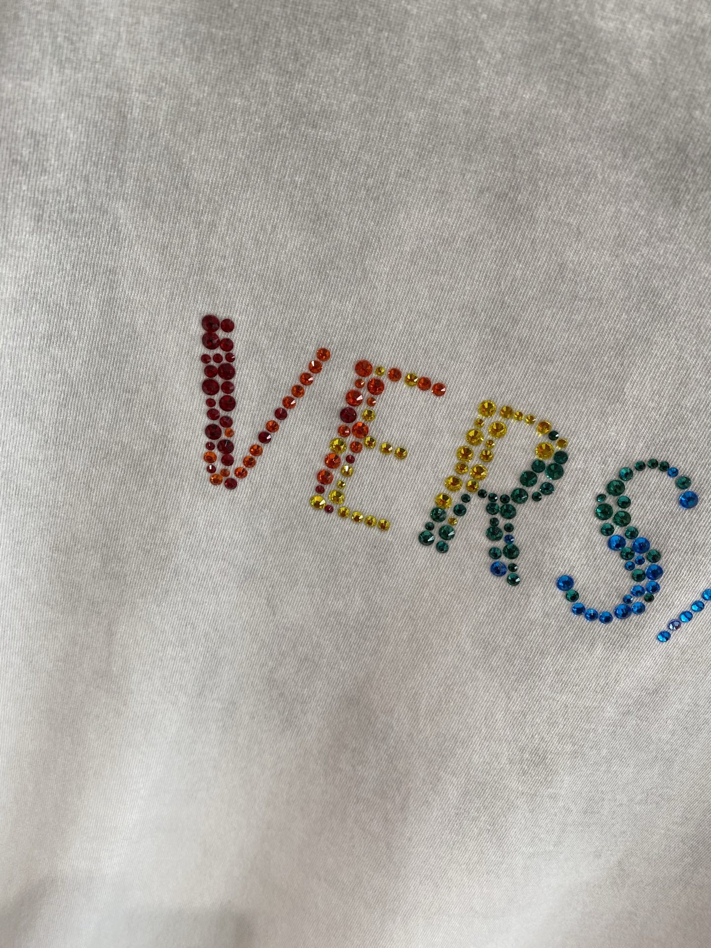 《𝙉𝙚𝙬🤍🖤 范家》
Versace炫彩字母T恤，点亮时尚造型
胸前的“VERSACE”字母以炫彩的形式
