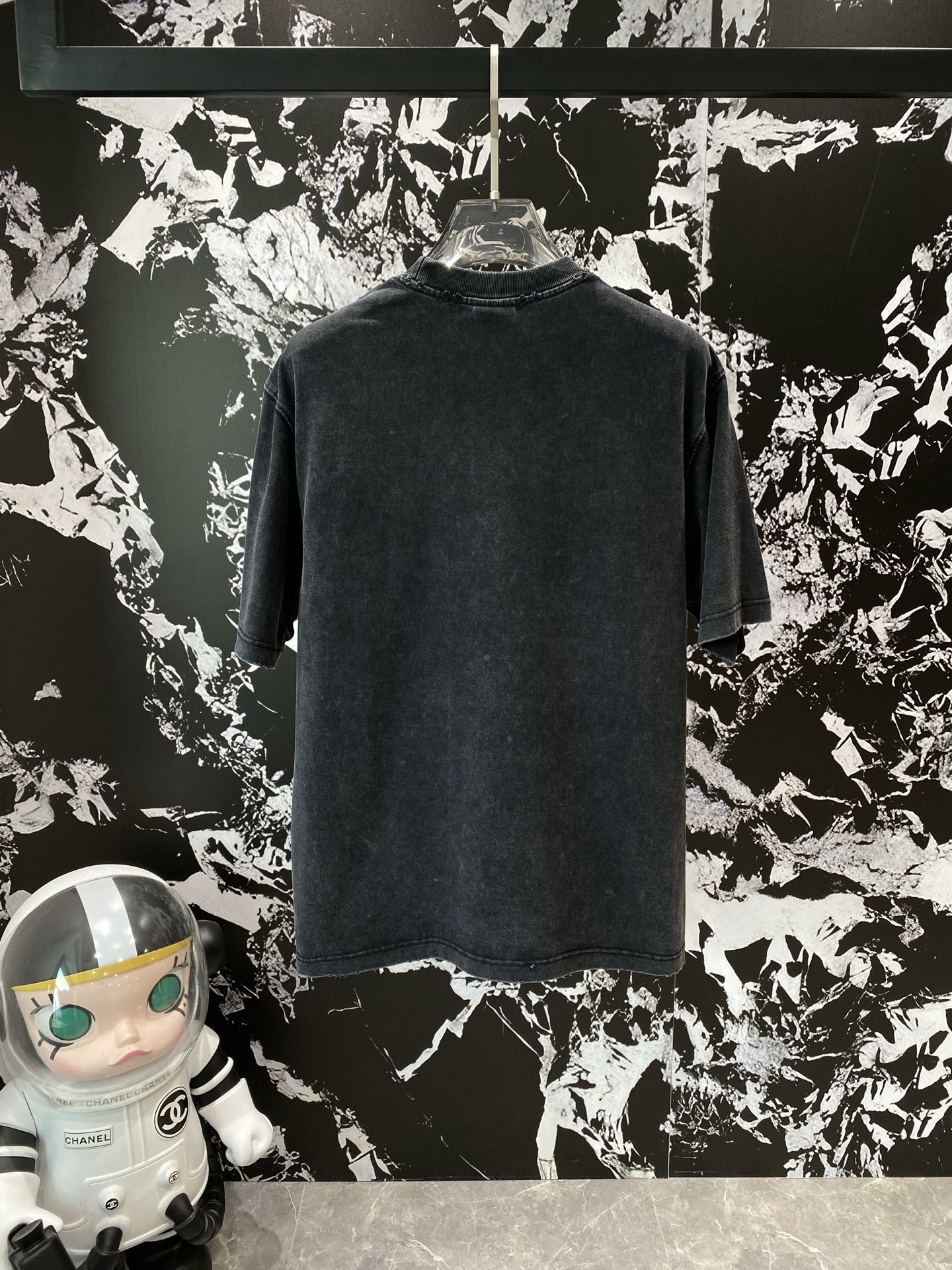《𝙉𝙚𝙬🤍🖤 巴黎家》
Balenciaga联名T恤，复古与潮流的奇妙碰撞
经典的“BALENCIAGA