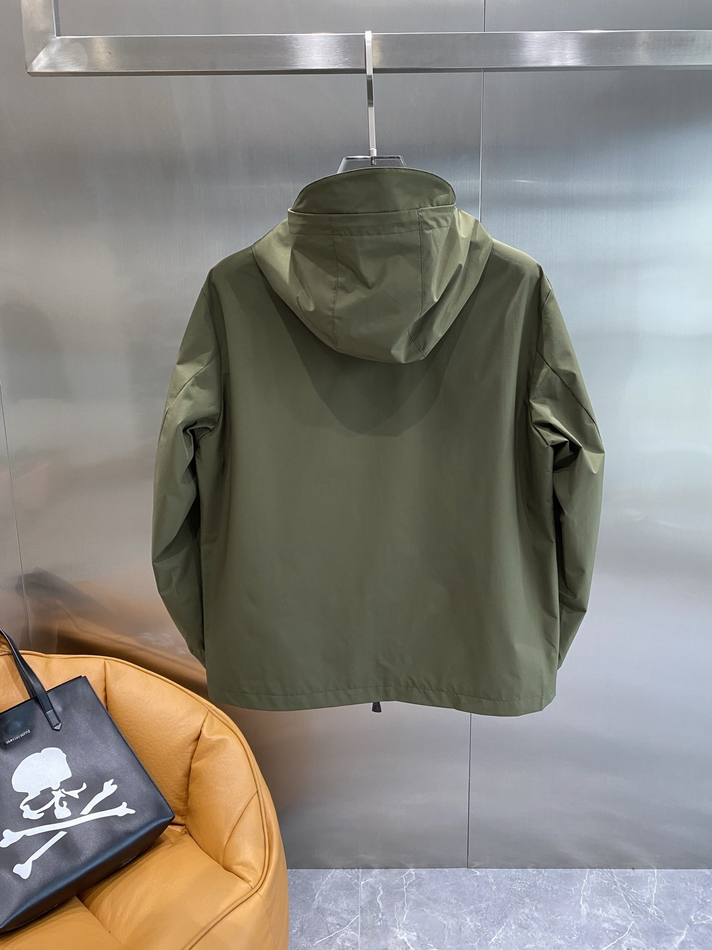 《𝙉𝙚𝙬🤍🖤 蒙家》
2025 春款街头潮搭新宠 黑色款，经典又百搭，简约的设计中带着低调的高级感。右边