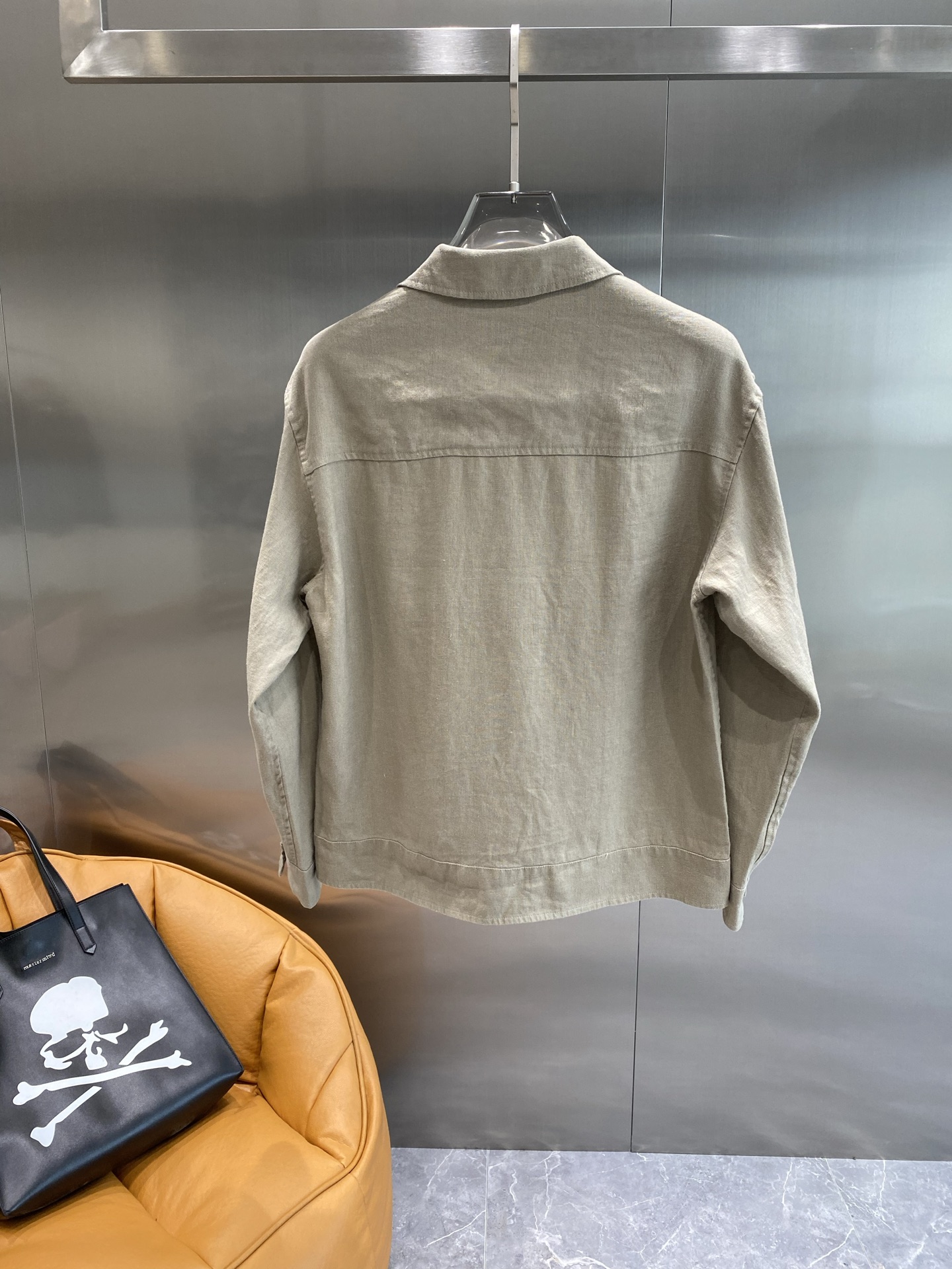 《𝙉𝙚𝙬🤍🖤 杰尼亚家》
Zegna工装风衬衫，质感与时尚并存 Zegna衬衫狠狠拿捏棉麻面料
经典的工