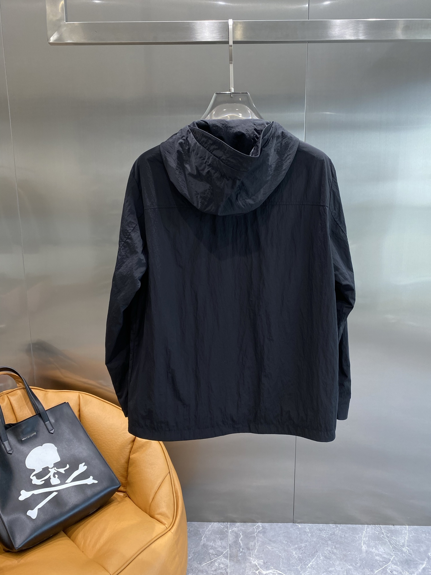 《𝙉𝙚𝙬🤍🖤 普家》
Prada连帽外套，时尚与实用的完美融合
连帽外套，简直是衣橱必备！
胸前标志性的