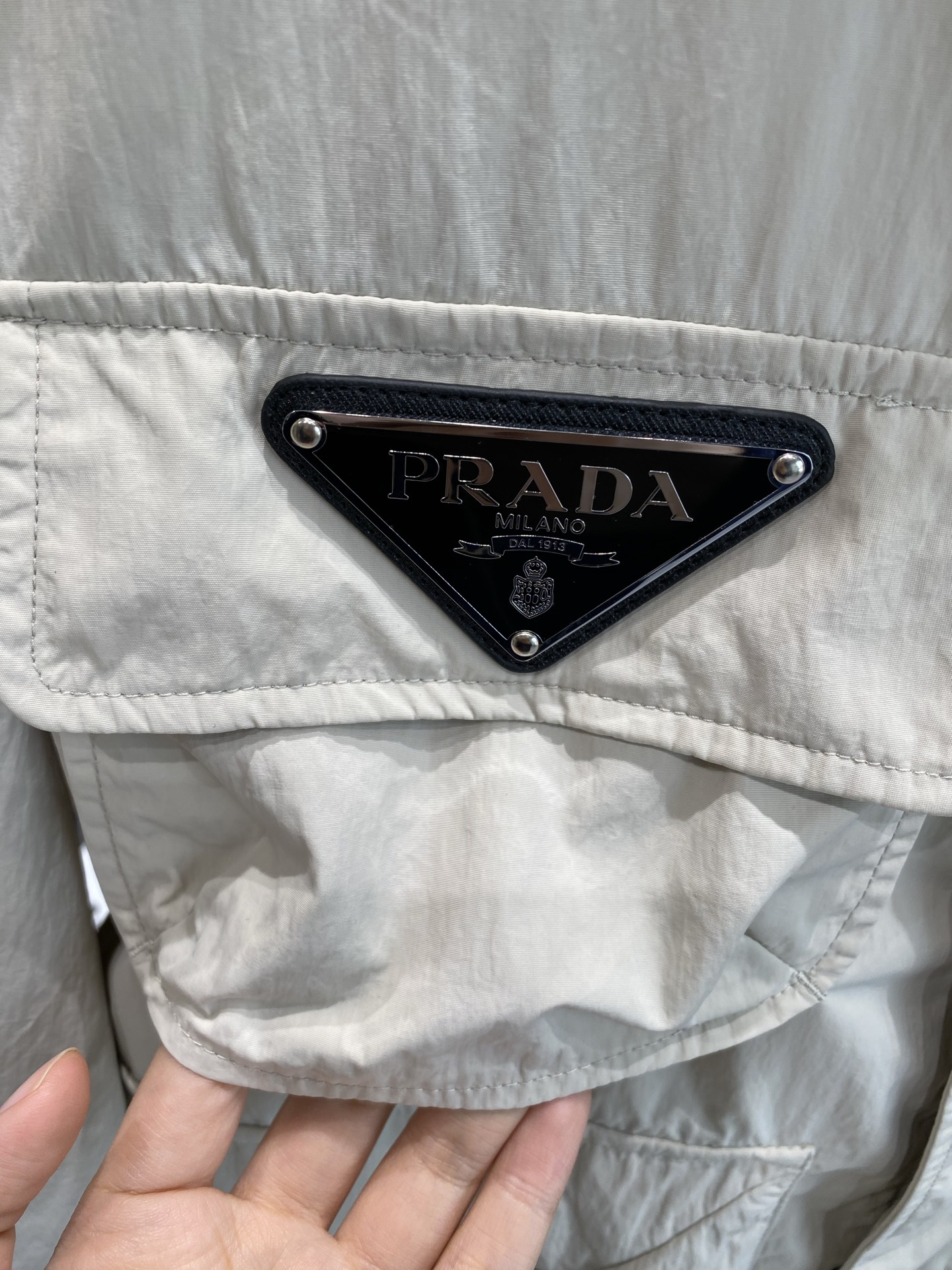 《𝙉𝙚𝙬🤍🖤 普家》
Prada连帽外套，时尚与实用的完美融合
连帽外套，简直是衣橱必备！
胸前标志性的