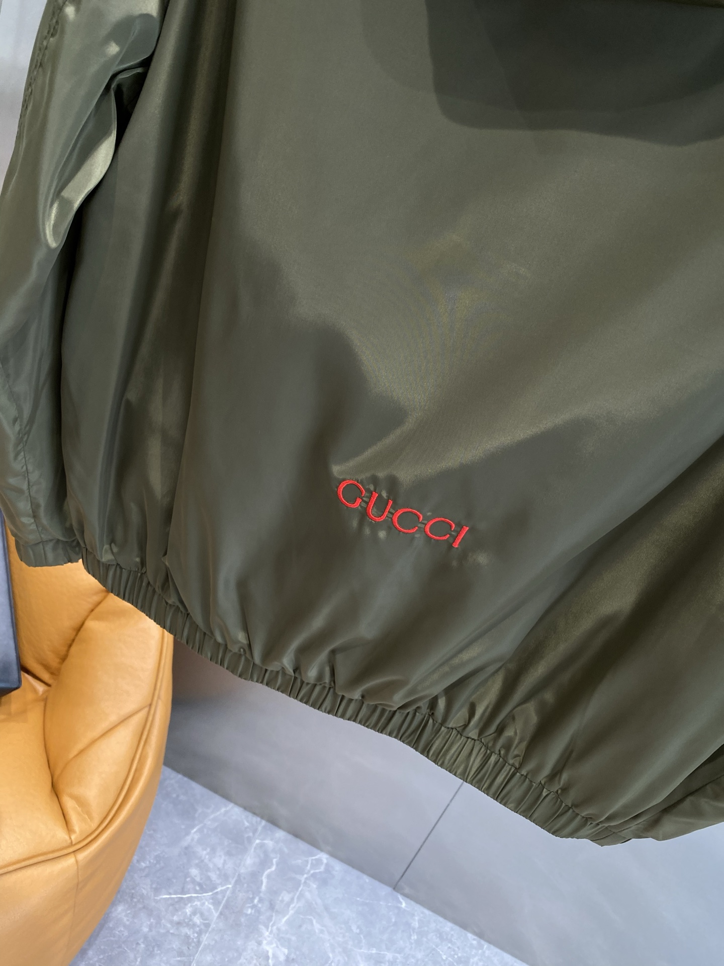 《𝙉𝙚𝙬🤍🖤 古家》
Gucci连帽夹克，复古潮流新风尚连帽夹克狠狠惊艳到！
醒目的双G标志精致又吸睛，
