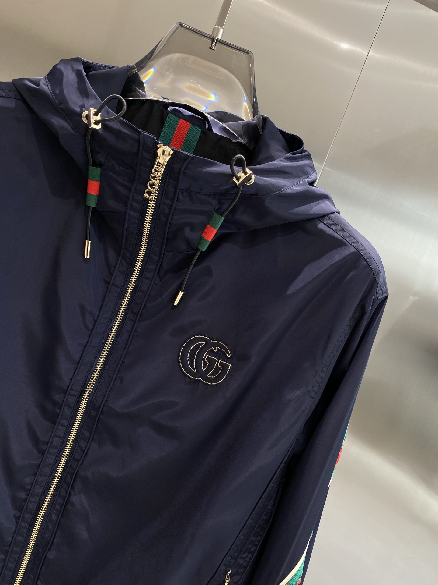 《𝙉𝙚𝙬🤍🖤 古家》
Gucci连帽夹克，复古潮流新风尚连帽夹克狠狠惊艳到！
醒目的双G标志精致又吸睛，