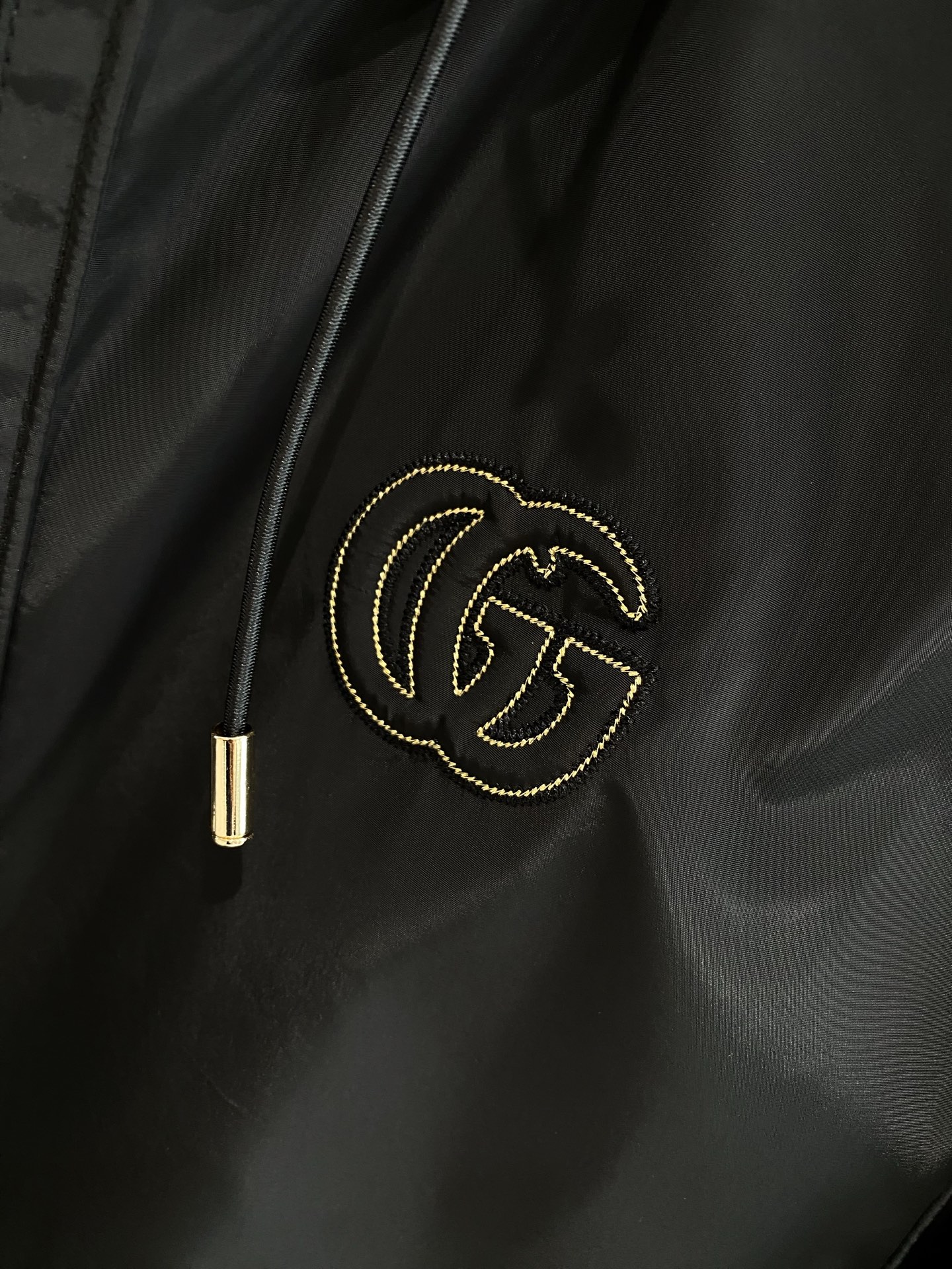 《𝙉𝙚𝙬🤍🖤 古家》
Gucci连帽夹克，复古潮流新风尚连帽夹克狠狠惊艳到！
醒目的双G标志精致又吸睛，