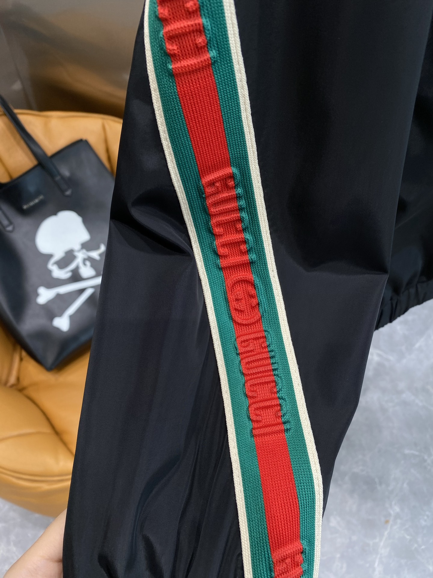 《𝙉𝙚𝙬🤍🖤 古家》
Gucci连帽夹克，复古潮流新风尚连帽夹克狠狠惊艳到！
醒目的双G标志精致又吸睛，