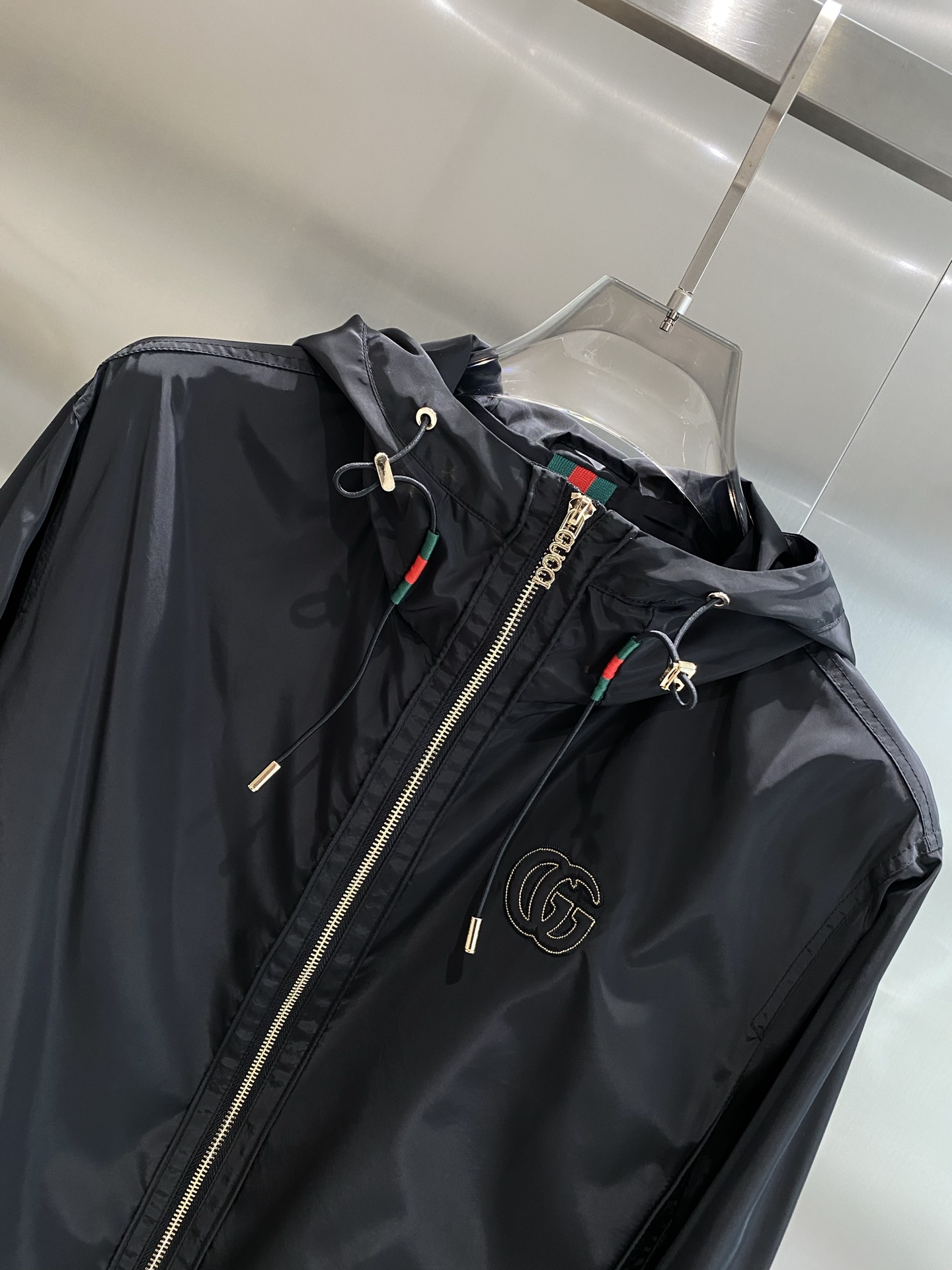 《𝙉𝙚𝙬🤍🖤 古家》
Gucci连帽夹克，复古潮流新风尚连帽夹克狠狠惊艳到！
醒目的双G标志精致又吸睛，