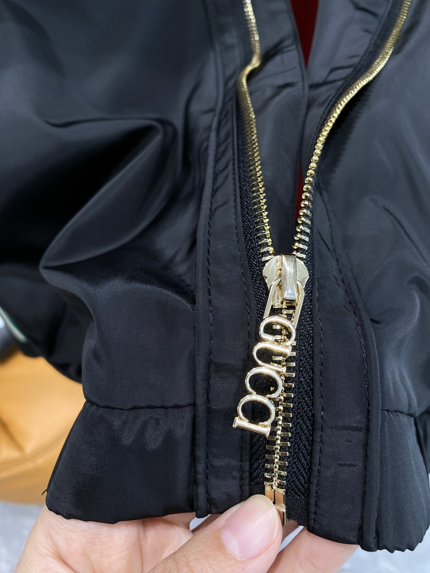 《𝙉𝙚𝙬🤍🖤 古家》
Gucci连帽夹克，复古潮流新风尚连帽夹克狠狠惊艳到！
醒目的双G标志精致又吸睛，