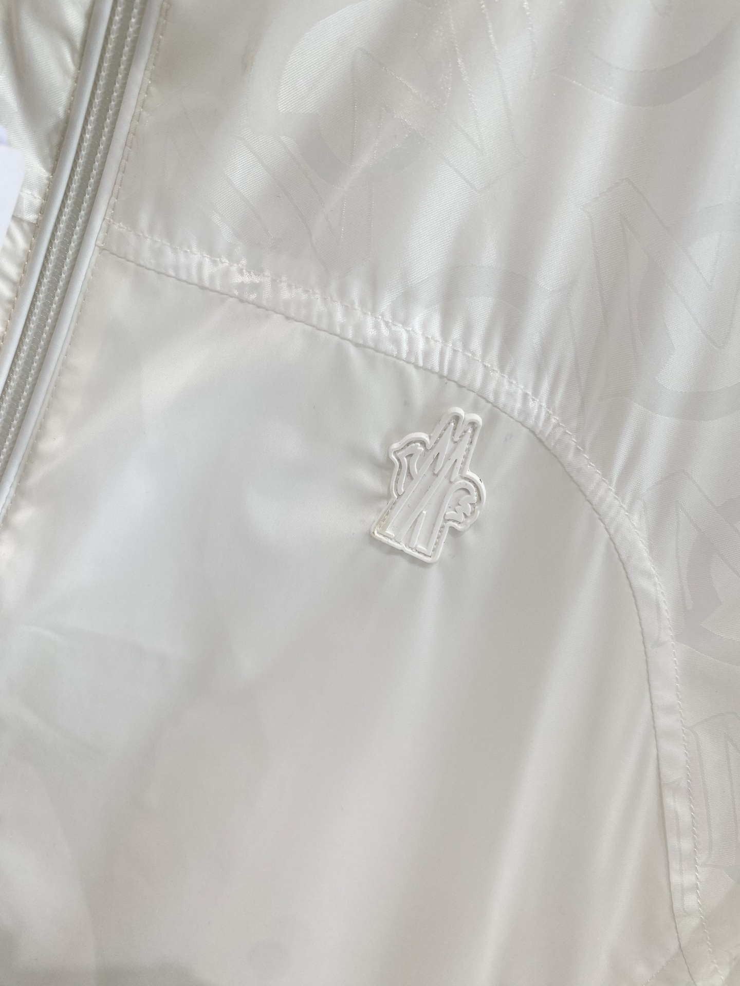 《𝙉𝙚𝙬🤍🖤蒙家》
Moncler连帽外套，黑色系的低调奢华 连帽外套狠狠圈粉啦！经典黑色，永远不会出错