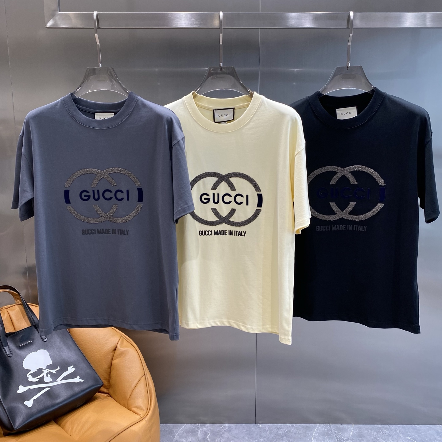 《𝙉𝙚𝙬🤍🖤 古家》
Gucci T恤，经典Logo的百搭魅力T恤呀！
每件T恤上都有大大的双G标志与“