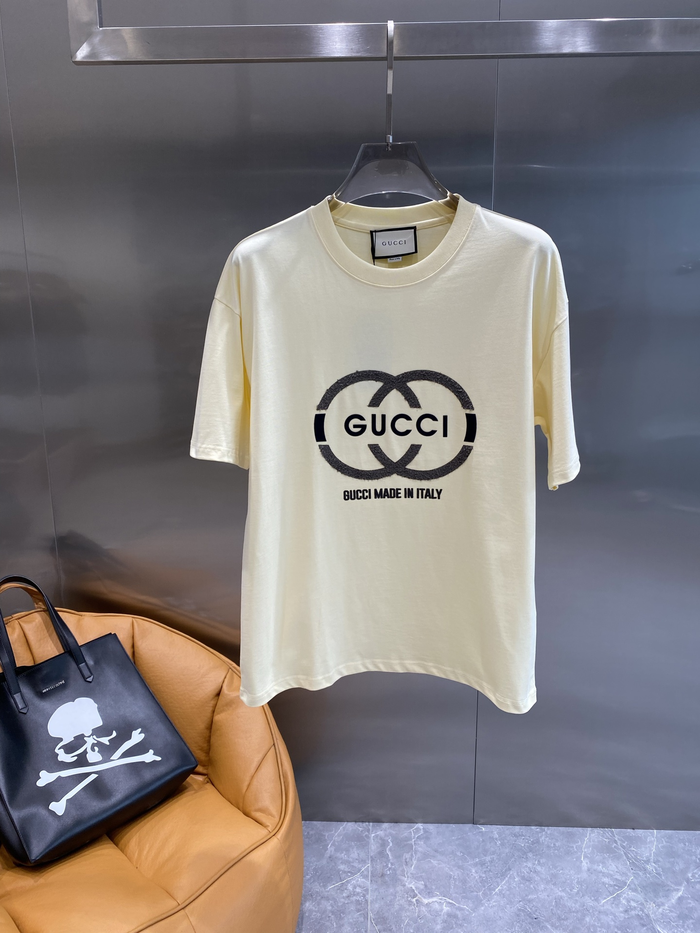 《𝙉𝙚𝙬🤍🖤 古家》
Gucci T恤，经典Logo的百搭魅力T恤呀！
每件T恤上都有大大的双G标志与“