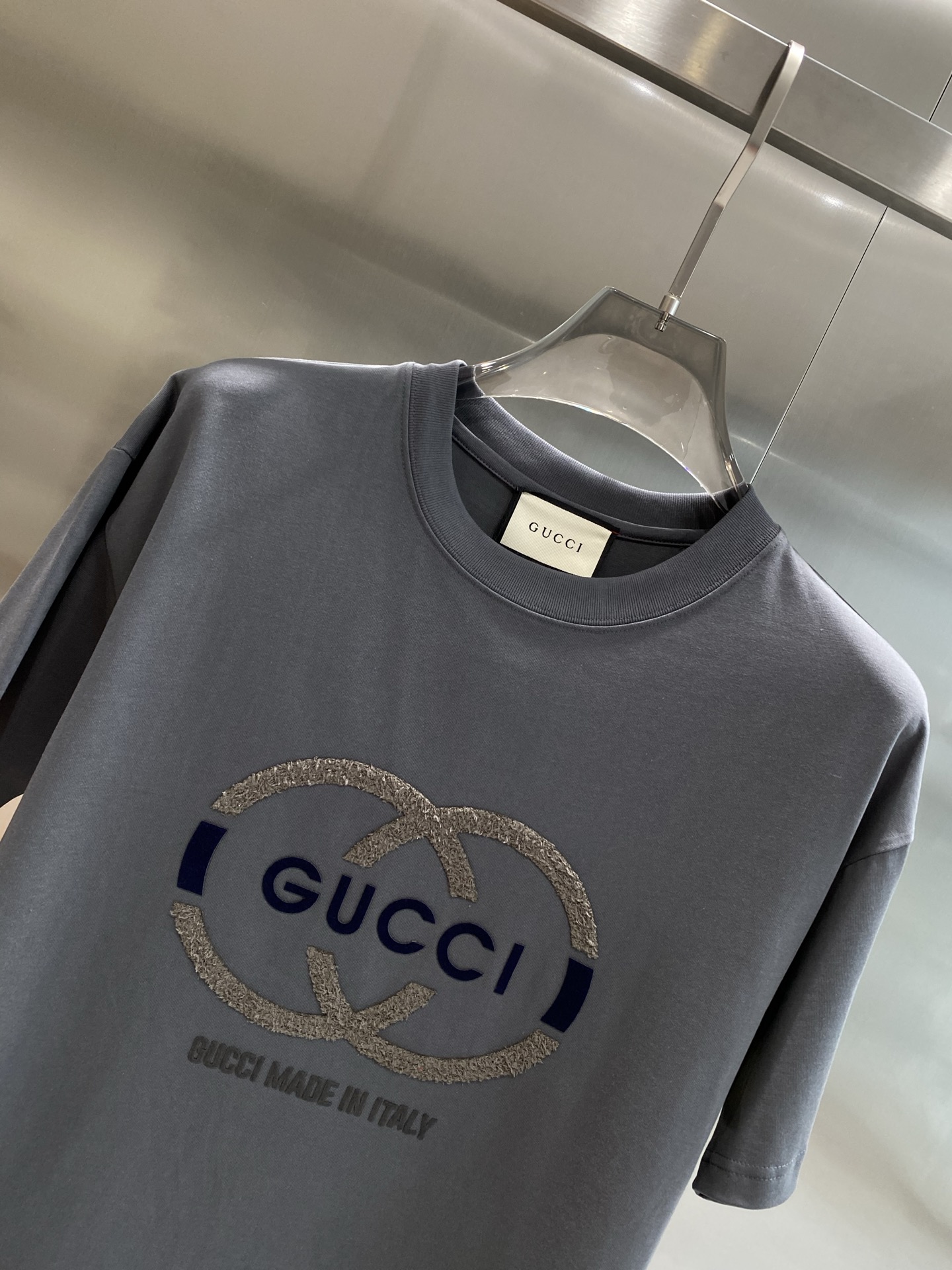 《𝙉𝙚𝙬🤍🖤 古家》
Gucci T恤，经典Logo的百搭魅力T恤呀！
每件T恤上都有大大的双G标志与“