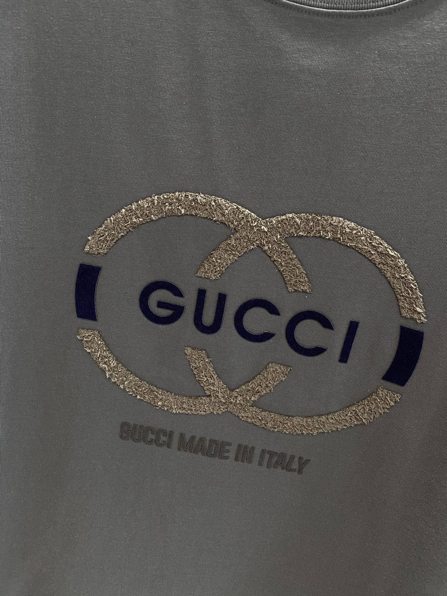 《𝙉𝙚𝙬🤍🖤 古家》
Gucci T恤，经典Logo的百搭魅力T恤呀！
每件T恤上都有大大的双G标志与“