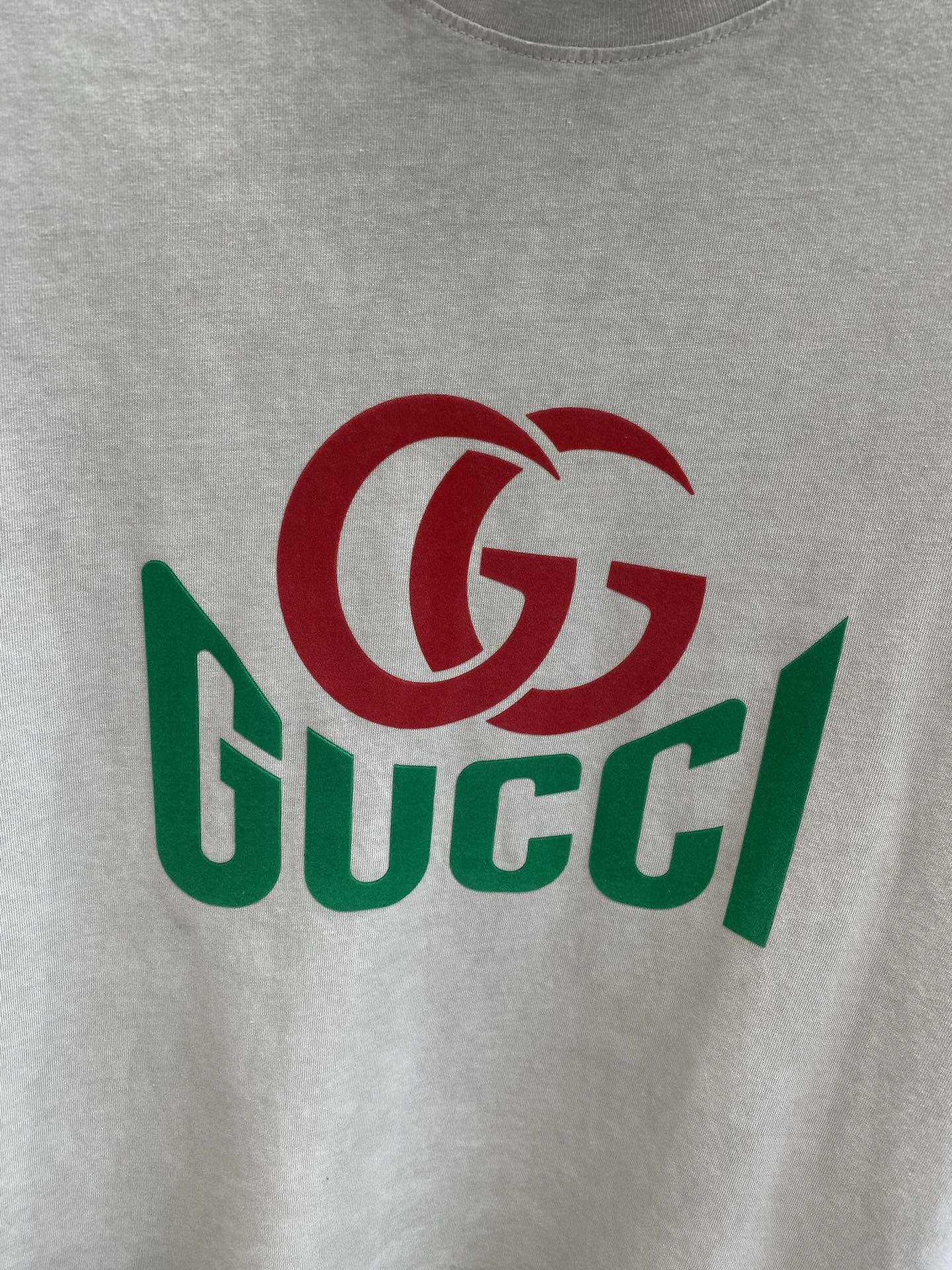 《𝙉𝙚𝙬🤍🖤 古家》
撞色Logo的潮流魅力 Gucci短袖也太吸睛啦！ 经典的双G标志以红色呈现，醒目